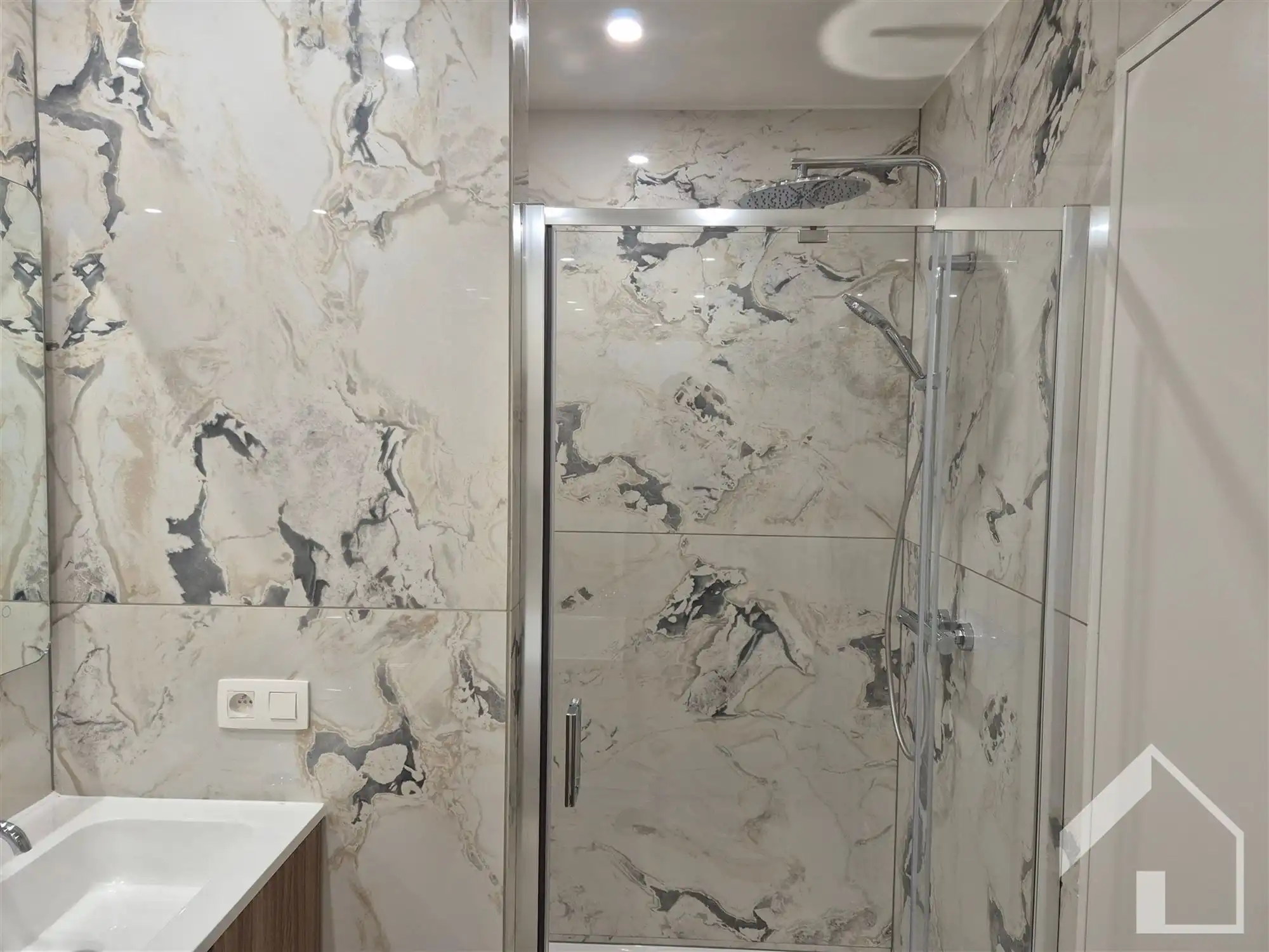 Nieuwbouw appartement op de 3de verdieping met 1 slaapkamer, terras en lift.   foto 13