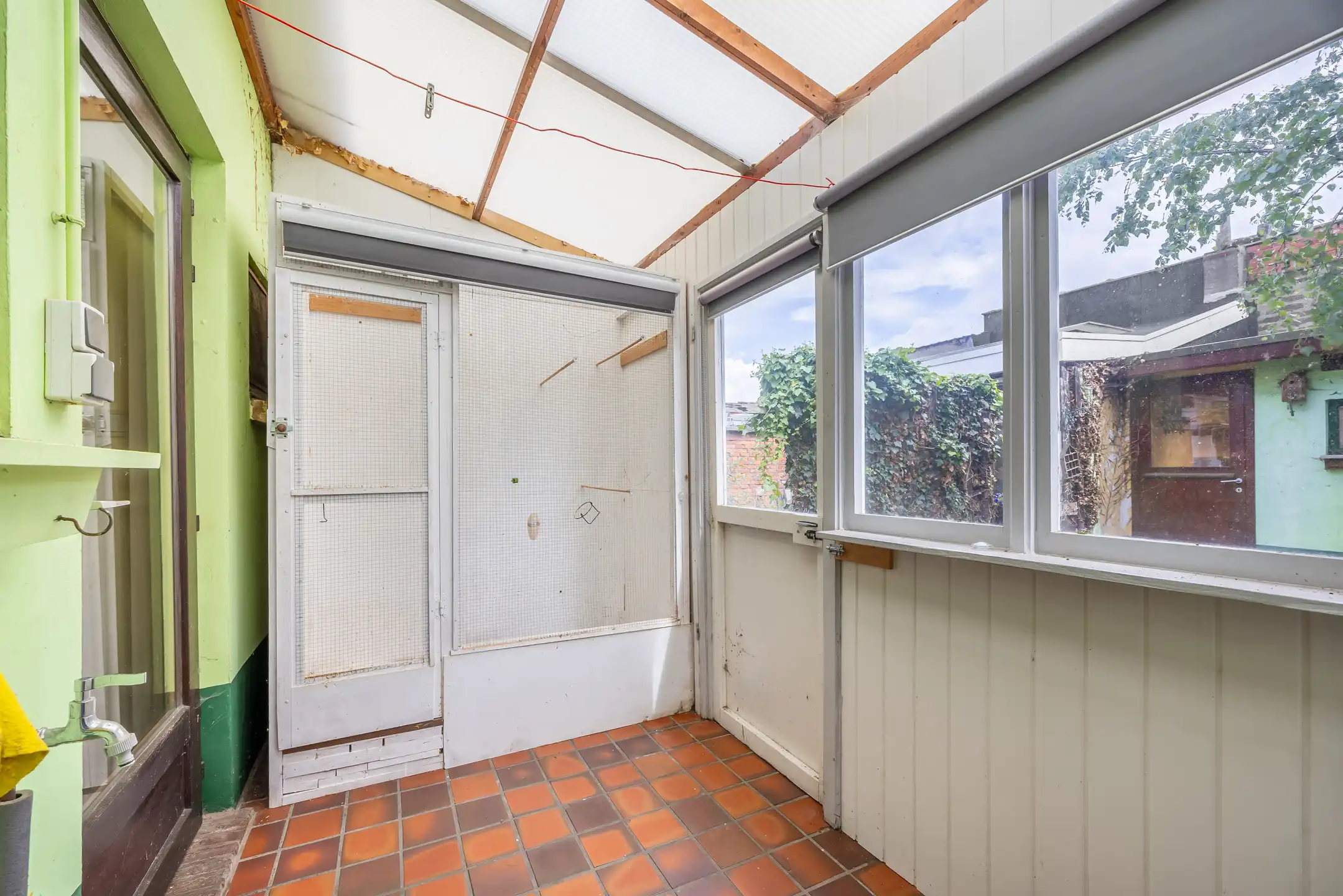 te renoveren woning met 3 ruime slaapkamers , garage en tuin foto 8