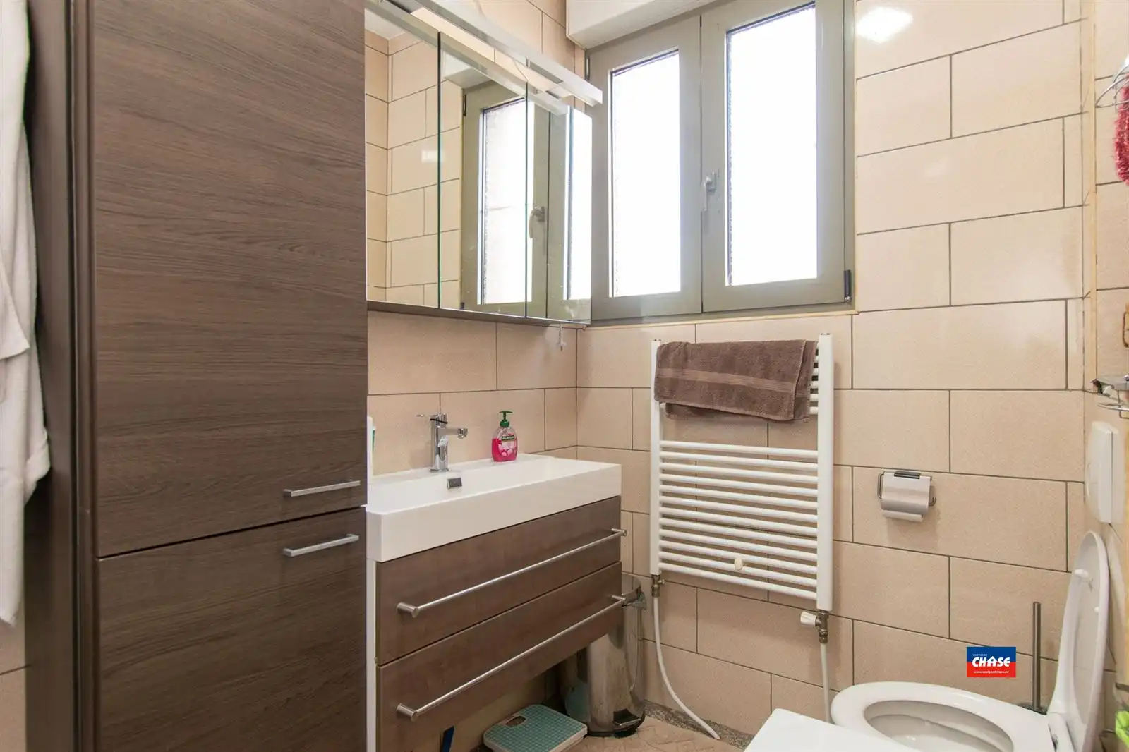 Ruime gezinswoning met vier slaapkamers en tuin foto 15