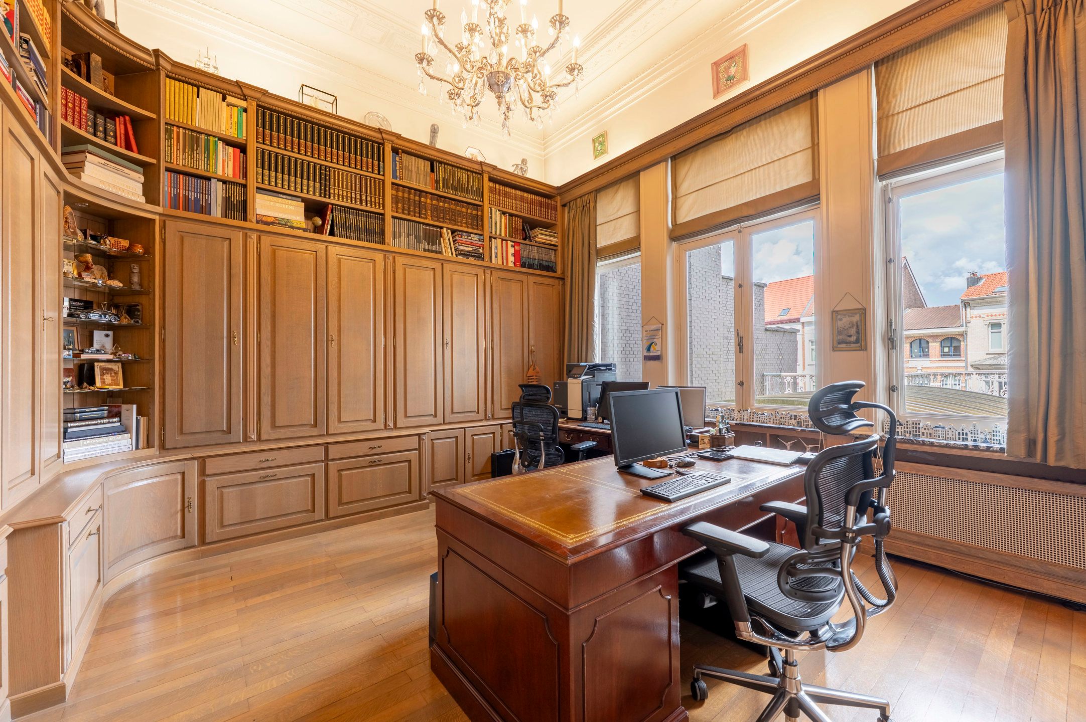 ANTWERPEN - Authentieke meesterwoning met vier garages foto 13