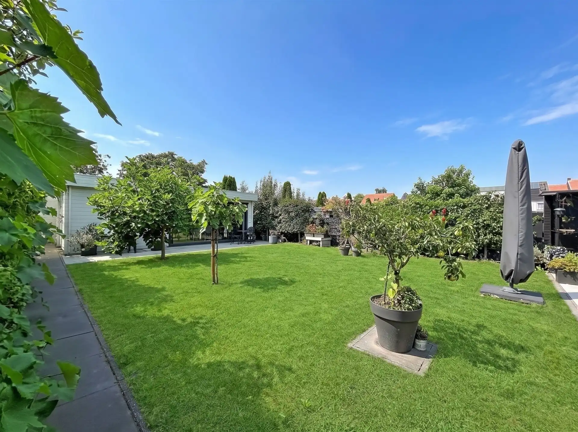 Moderne BEN gezinswoning met 4 slaapkamers, garage en poolhouse op perceel van 347m² foto 10