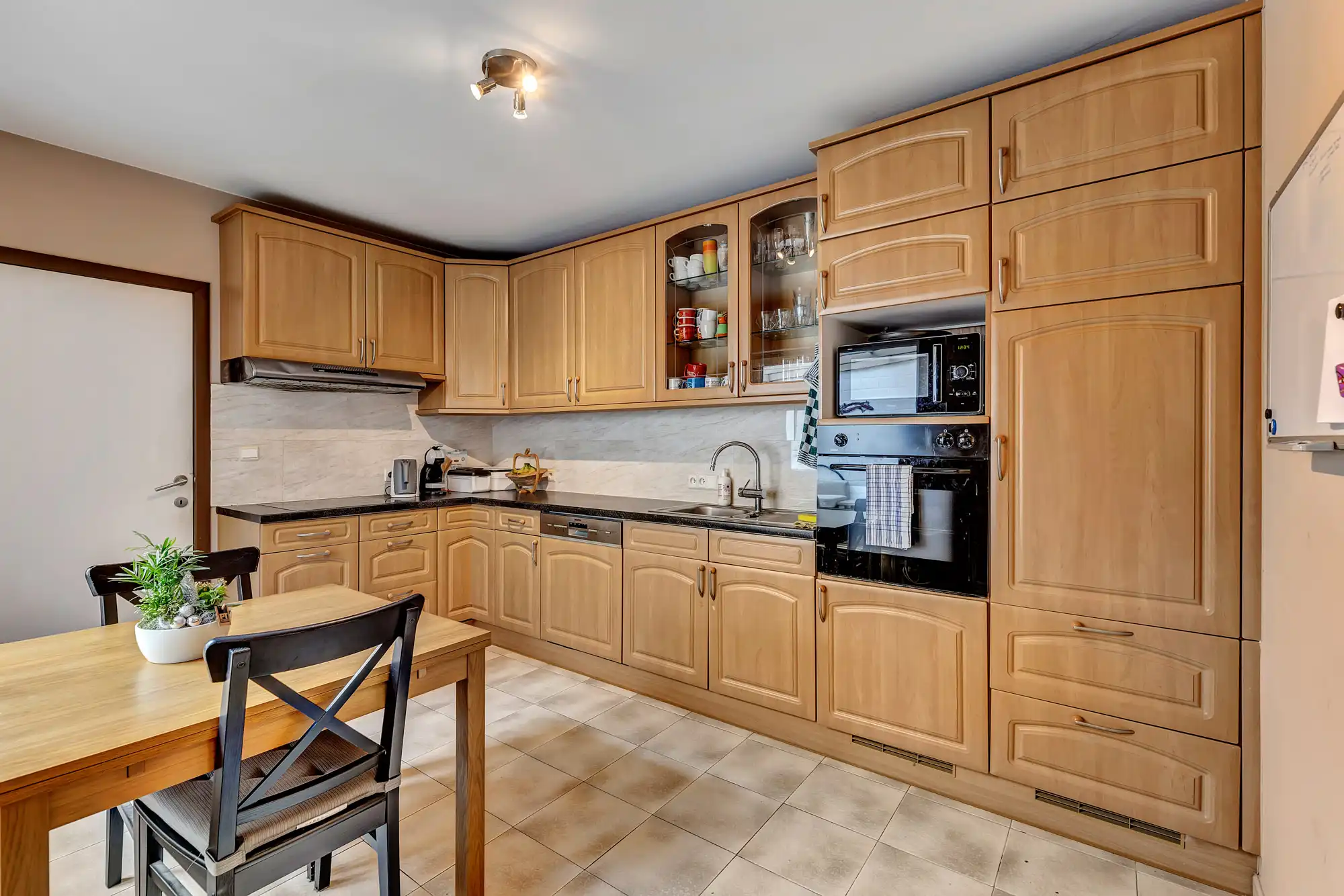 Gezellige gezinswoning met veranda, tuin en garage te koop foto 6