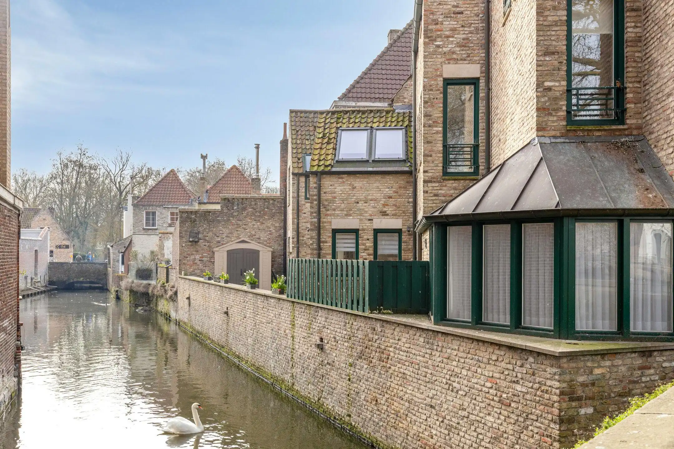 Uniek gelijkvloers huis aan het Minnewater te Brugge foto {{pictureIndex}}