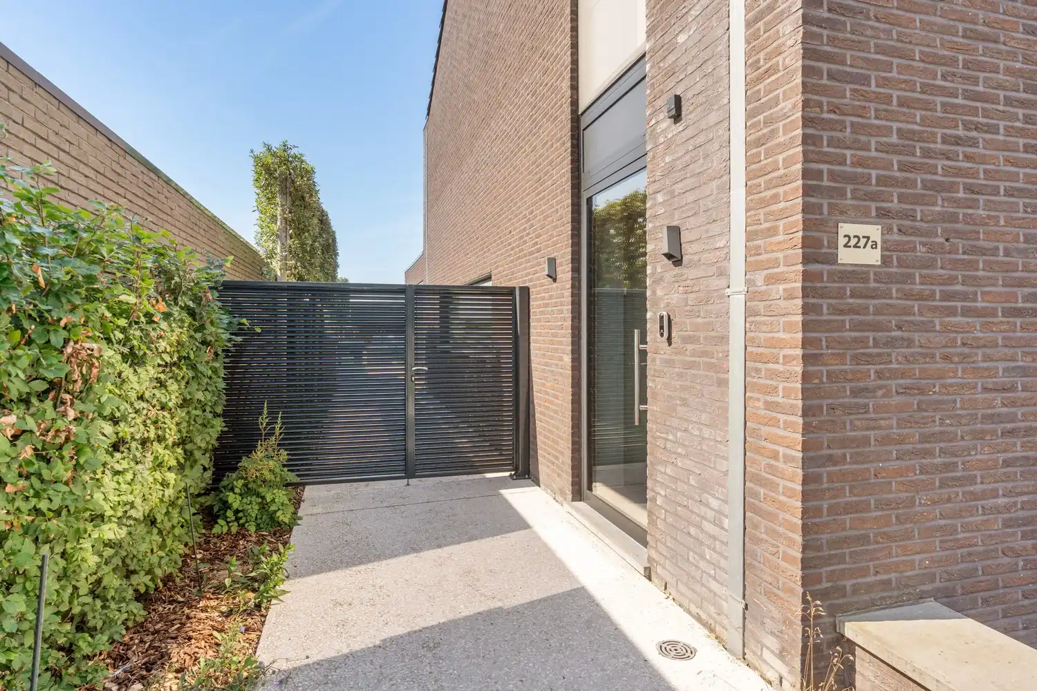 Instapklare en energiezuinige halfopen bebouwing met zuidgerichte tuin en vrij uitzicht op het groen! foto 3