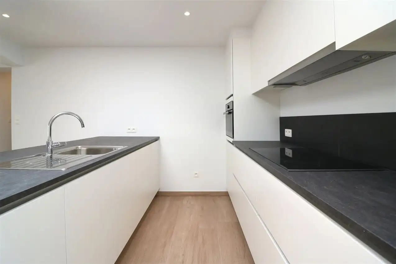 Gunstig gelegen, vernieuwd app. met 3 slpk., 2 badk. en garage foto 24