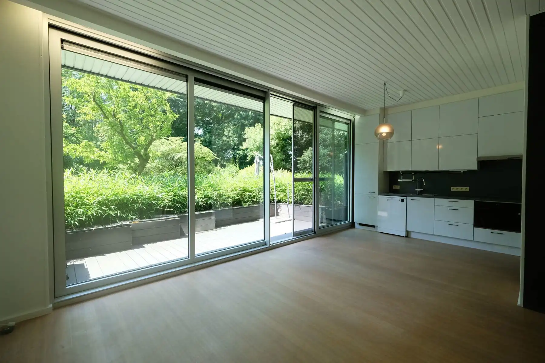 Lichtrijke studio met terras foto {{pictureIndex}}