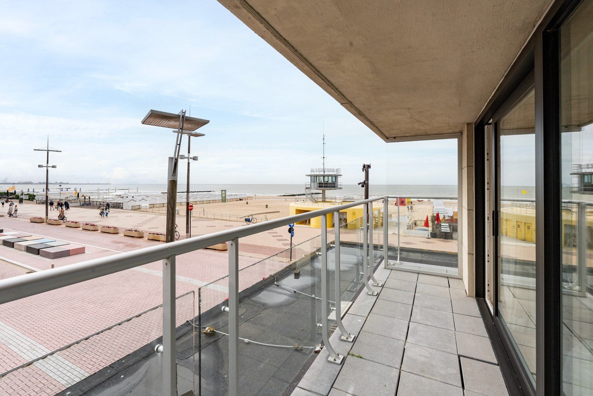 Magnifiek HOEKappartement met FRONTAAL zeezicht en westgericht terras gelegen aan het Lichttorenplein te Knokke. foto 9