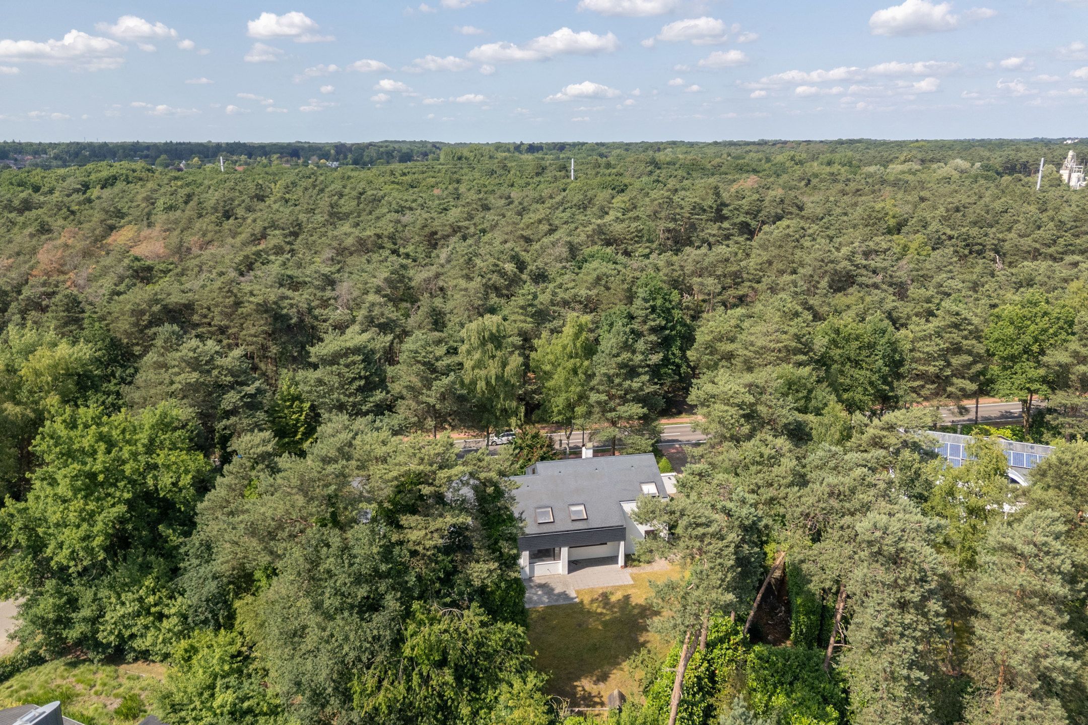 Ruime architectenvilla met 8 slpk's op 1.832 m² te Vosselaar foto 3