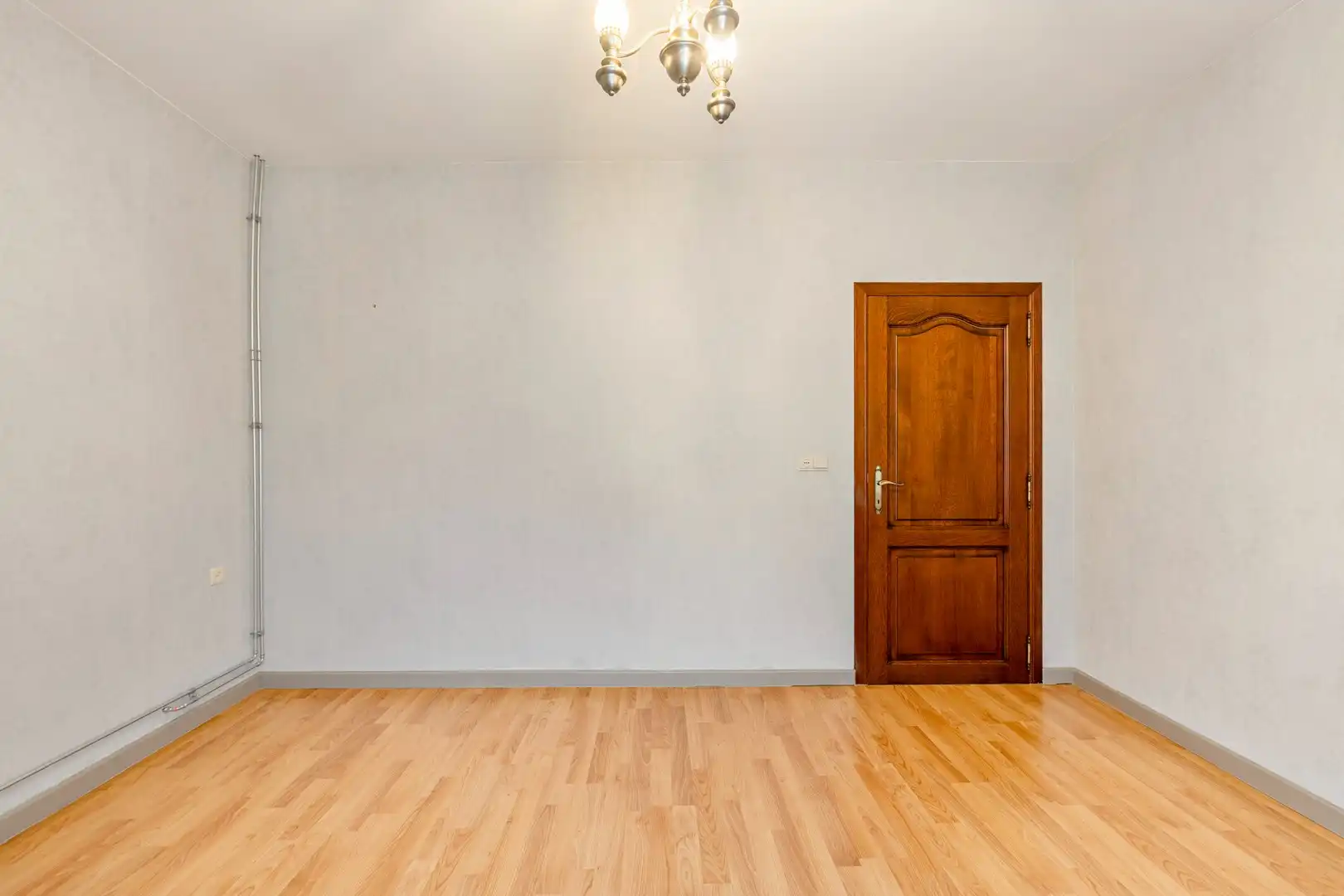 Gelijkvloerse bungalow met 2 slaapkamers, garage en riante tuin op toplocatie foto 12