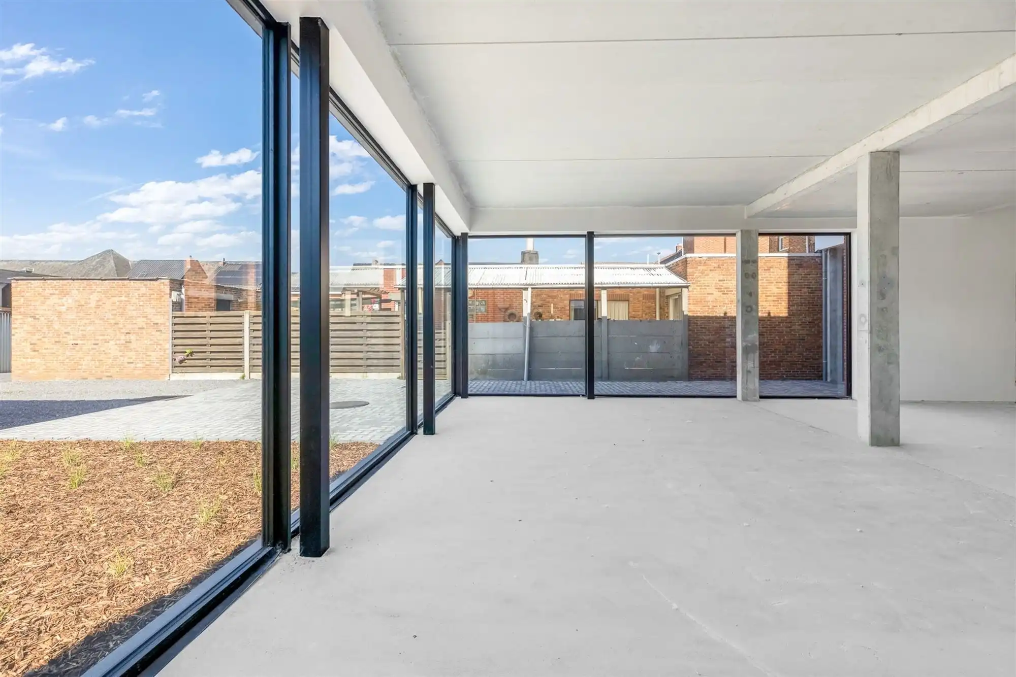 HANDELSRUIMTE VAN 195M² MET GROTE RAAMPARTIJEN, OPEN STRUCTUUR VOOR TALLOZE MOGELIJKHEDEN EN RUIME PARKEERMOGELIJKHEDEN AAN DE ACHTERZIJDE foto 17