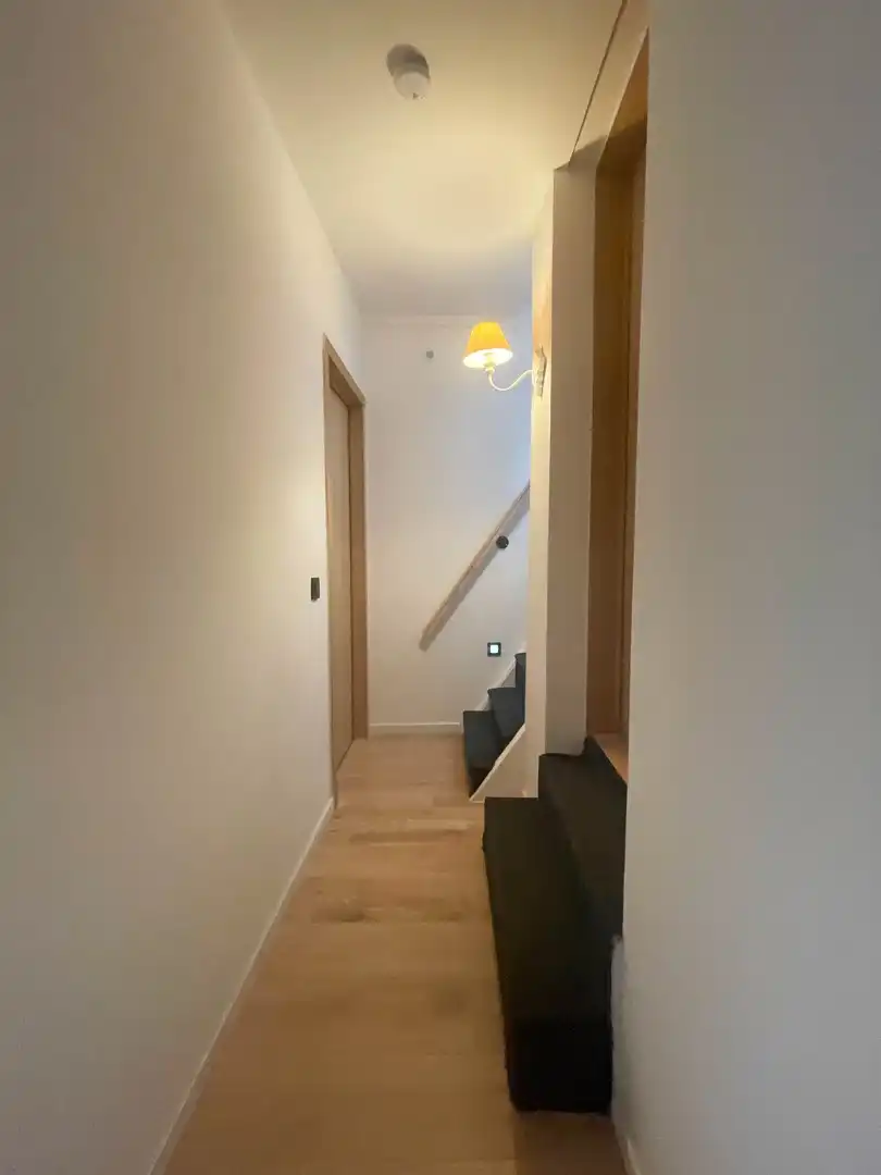 Volledig gerenoveerde instapklare starterswoning met 2 slaapkamers nabij het centrum van Roeselare! foto 9