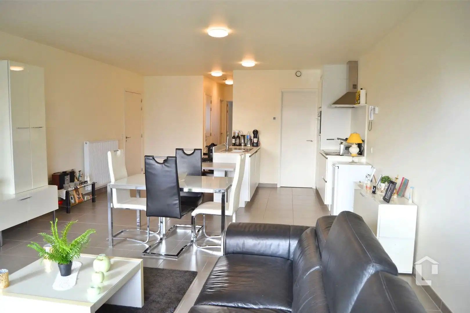 Recent, instapklaar gelijkvloersappartement met groen uitzicht foto 3