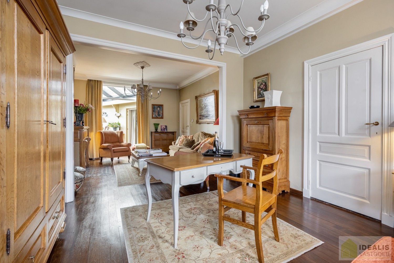 RUIME, CHARMANTE EN INSTAPKLARE WONING IN HARTJE HAMONT! HEERLIJKE WOONKAMER VOORZIEN VAN PARKET EN MET HAARD, LICHTRIJKE KEUKEN MET DIRECTE TOEGANG TOT PRACHTIGE VERANDA, 4 SLAAPKAMERS, RUIME GARAGE EN PRACHTIG AANGELEGDE TUIN OP SCHITTEREND PERCEEL VAN 7A 55CA IN HET HARTJE VAN HAMONT-ACHEL EN OP SLECHTS ENKELE MINUTEN VAN DE NEDERLANDSE GRENS! foto 9