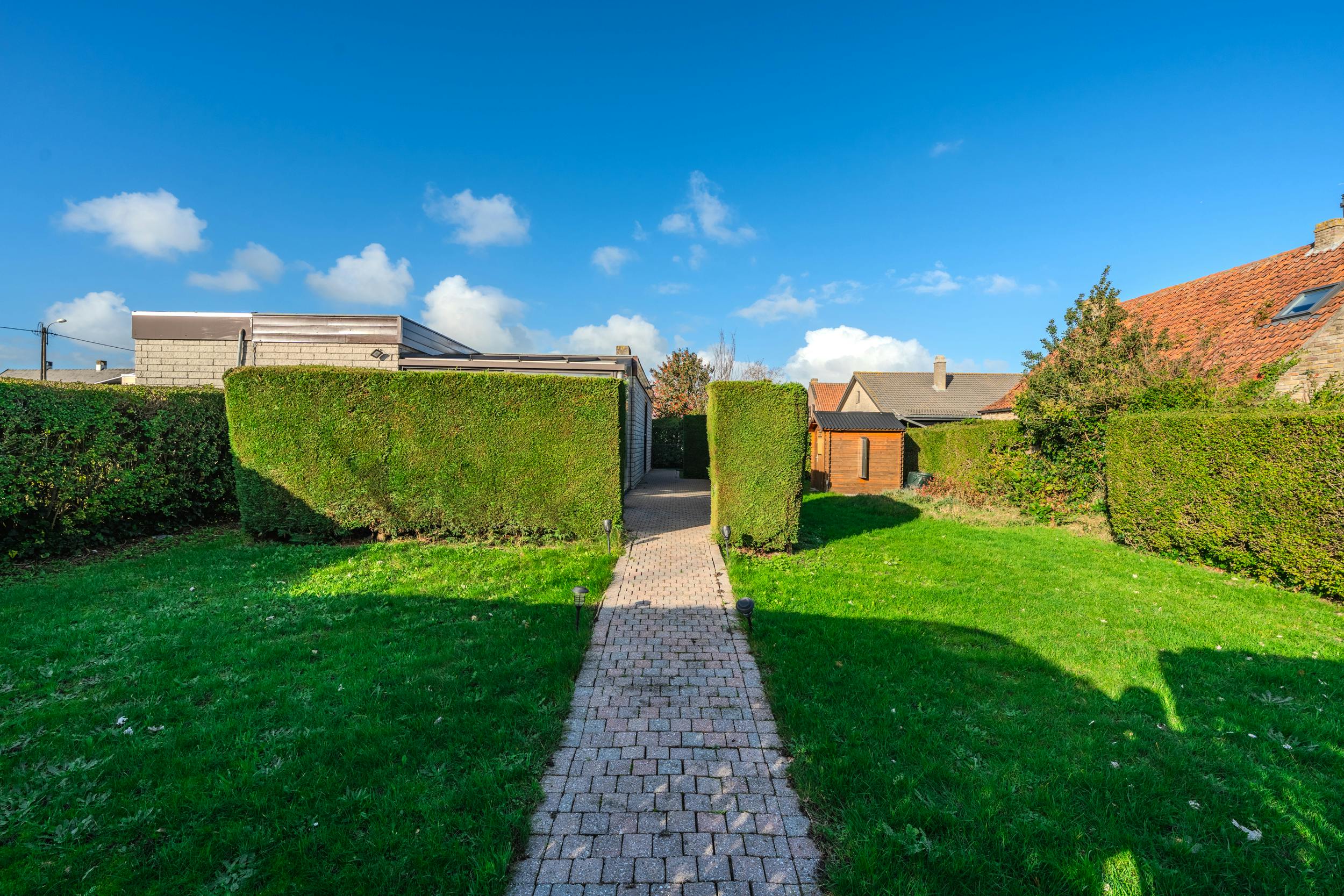 Rustig gelegen vakantiewoning met tuin te koop te Westende! foto 13