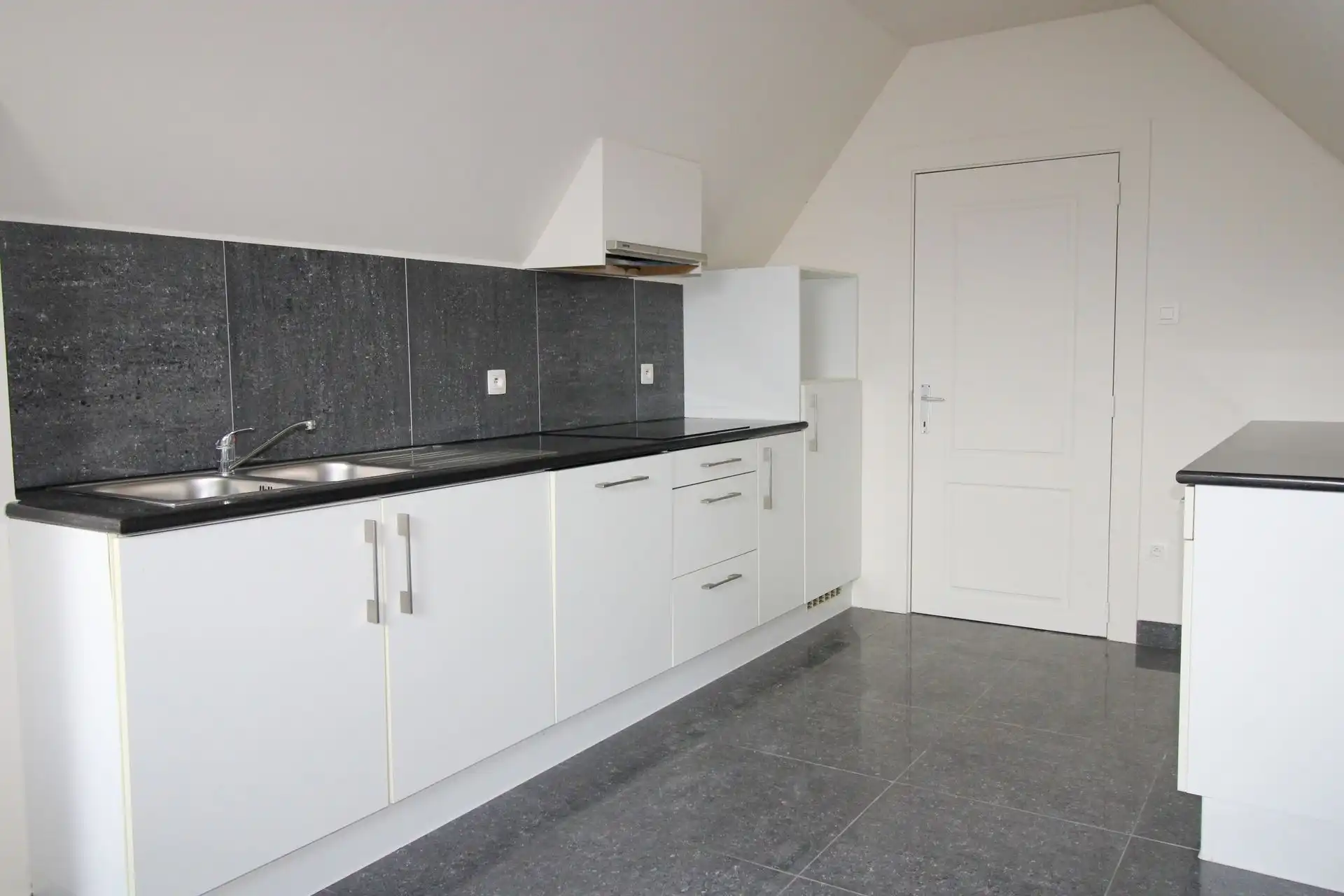 Ruime triplex met studio te koop in Opgrimbie! foto 18