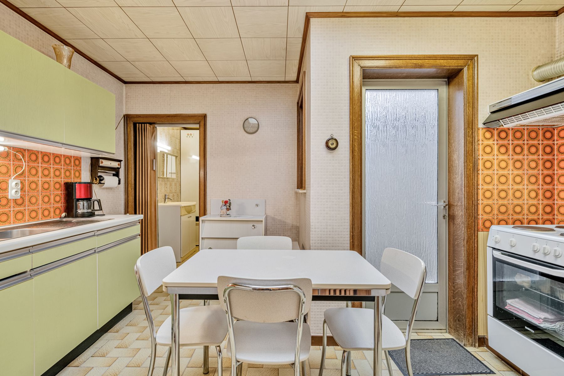 Rustig gelegen te renoveren starterswoning! foto 6