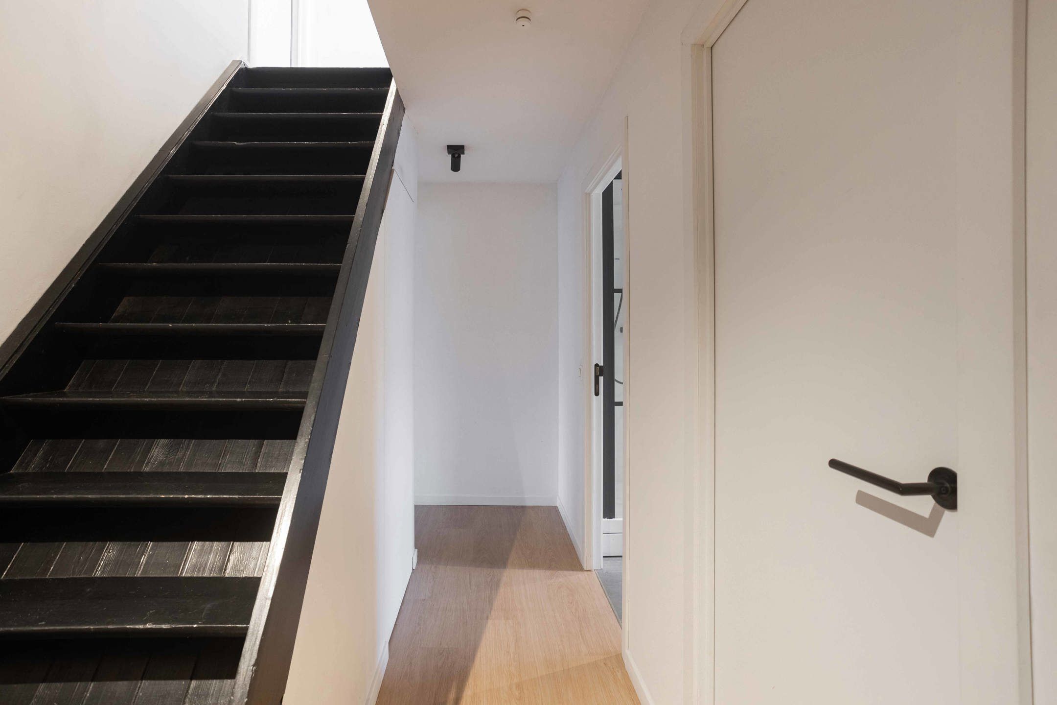 Knap gerenoveerde woning op een goeie locatie foto 8