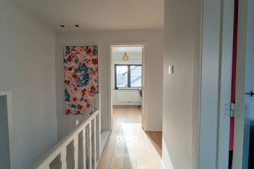 VOLLEDIG GERENOVEERDE OPEN BEBOUWING MET 4 SLAAPKAMERS EN GARAGE foto 11