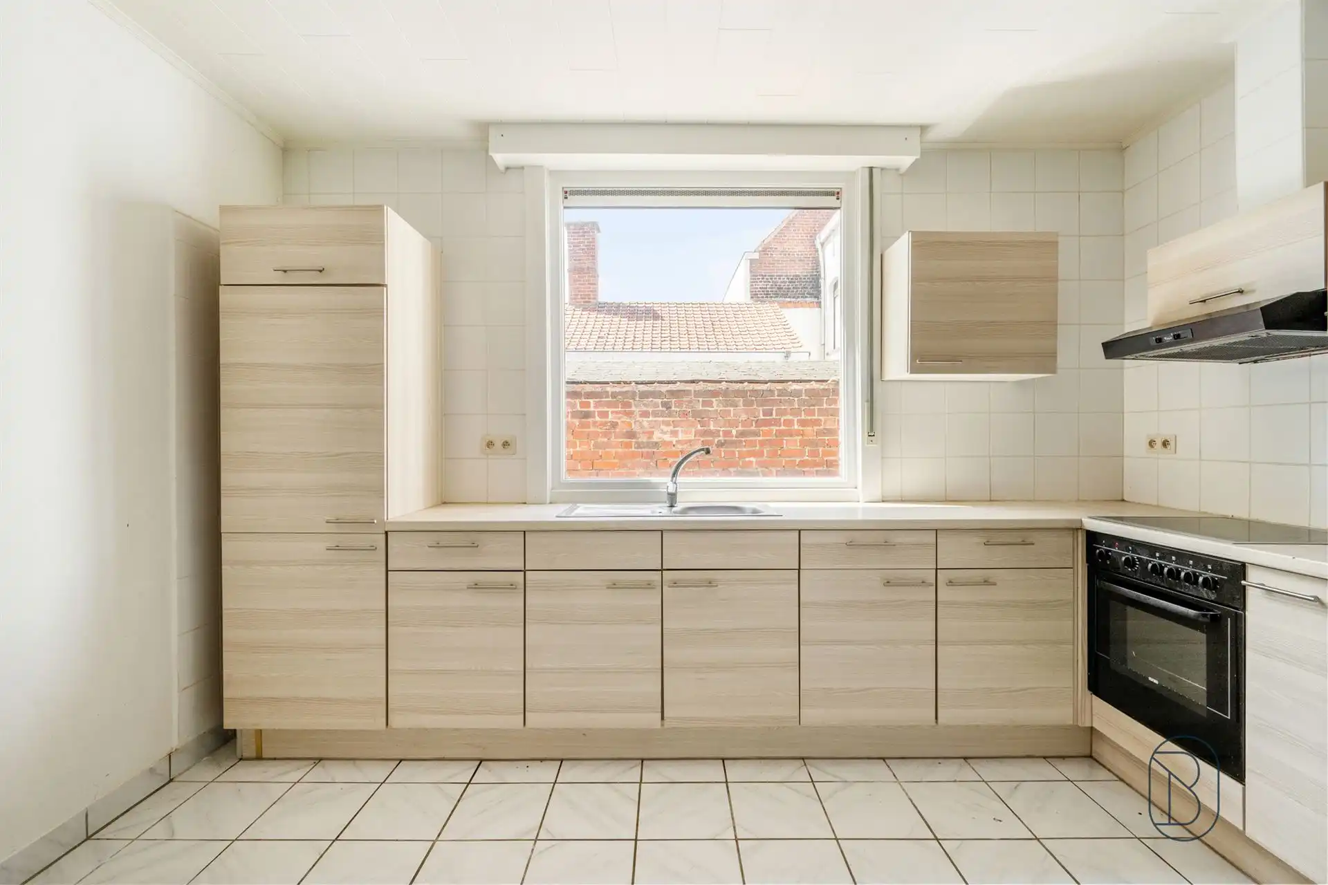 Ruime gezinswoning met 4 slaapkamers en grote tuin! foto 12