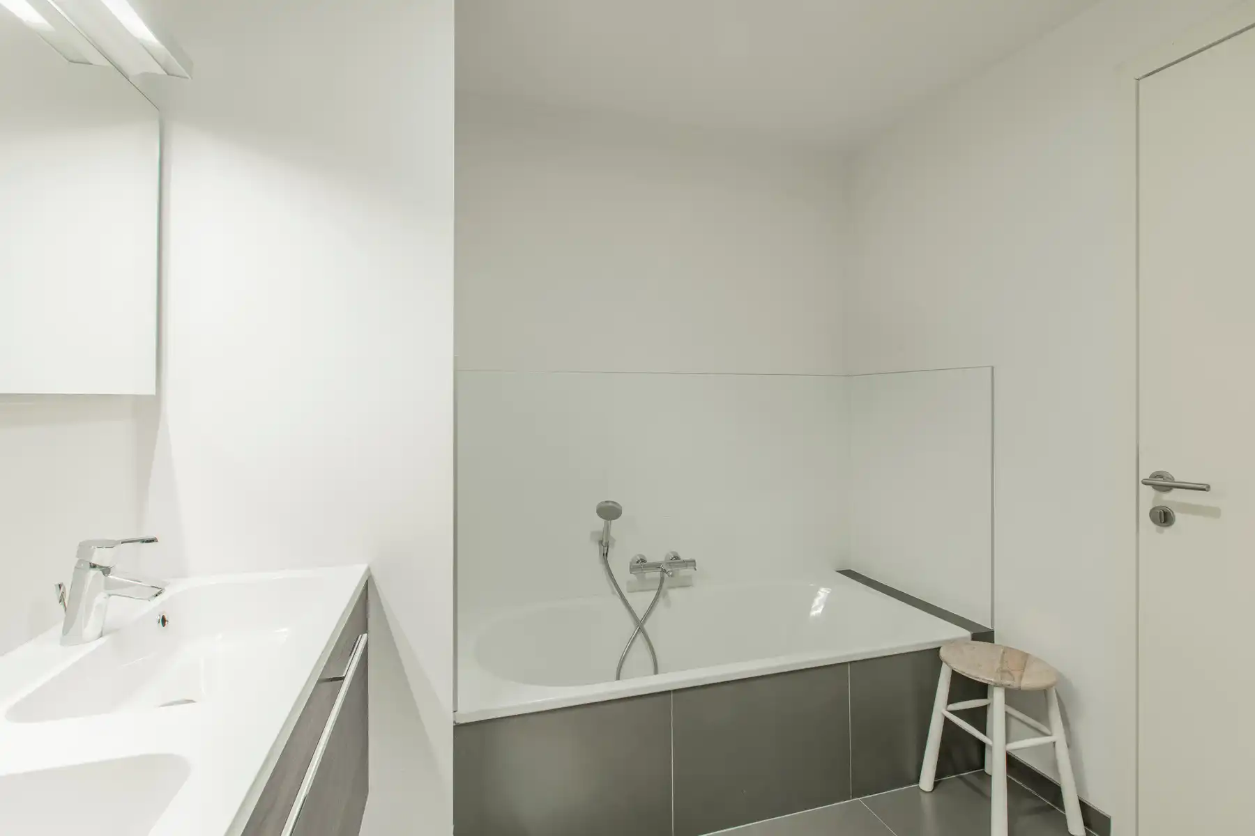 Uitzonderlijk ruim en modern gemeubelde triplex met zonneterras foto 10