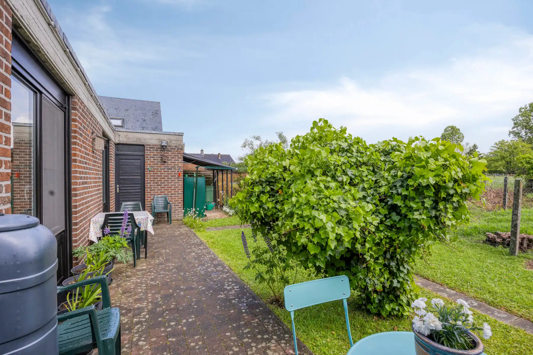 Bungalow met 4 slaapkamers, zonnepanelen, tuin en garage foto 20
