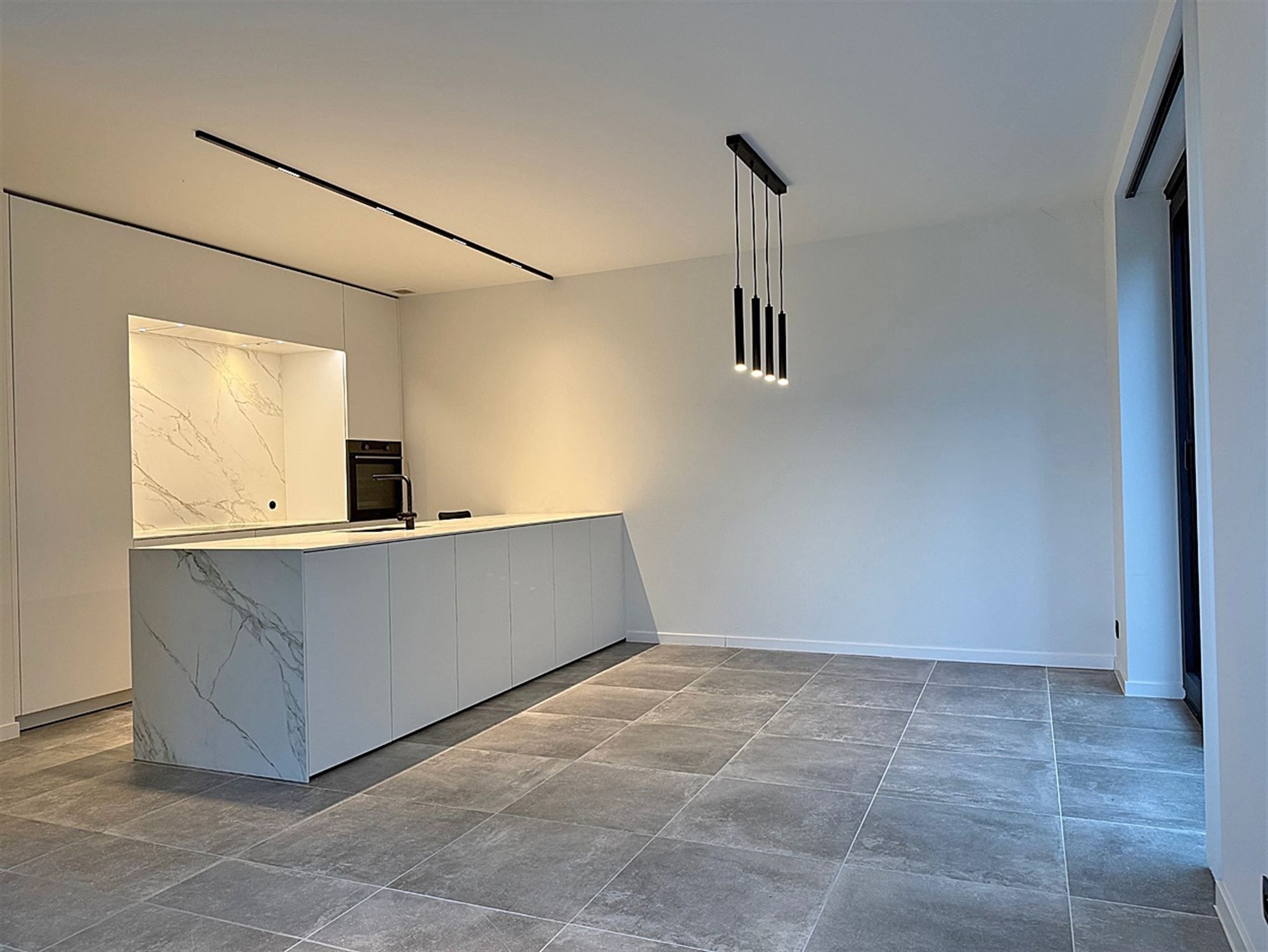 APPARTEMENT (gelijkvloers) met terras / tuin, 1 slaapkamer, ruime bergingen & autostaanplaats foto 7