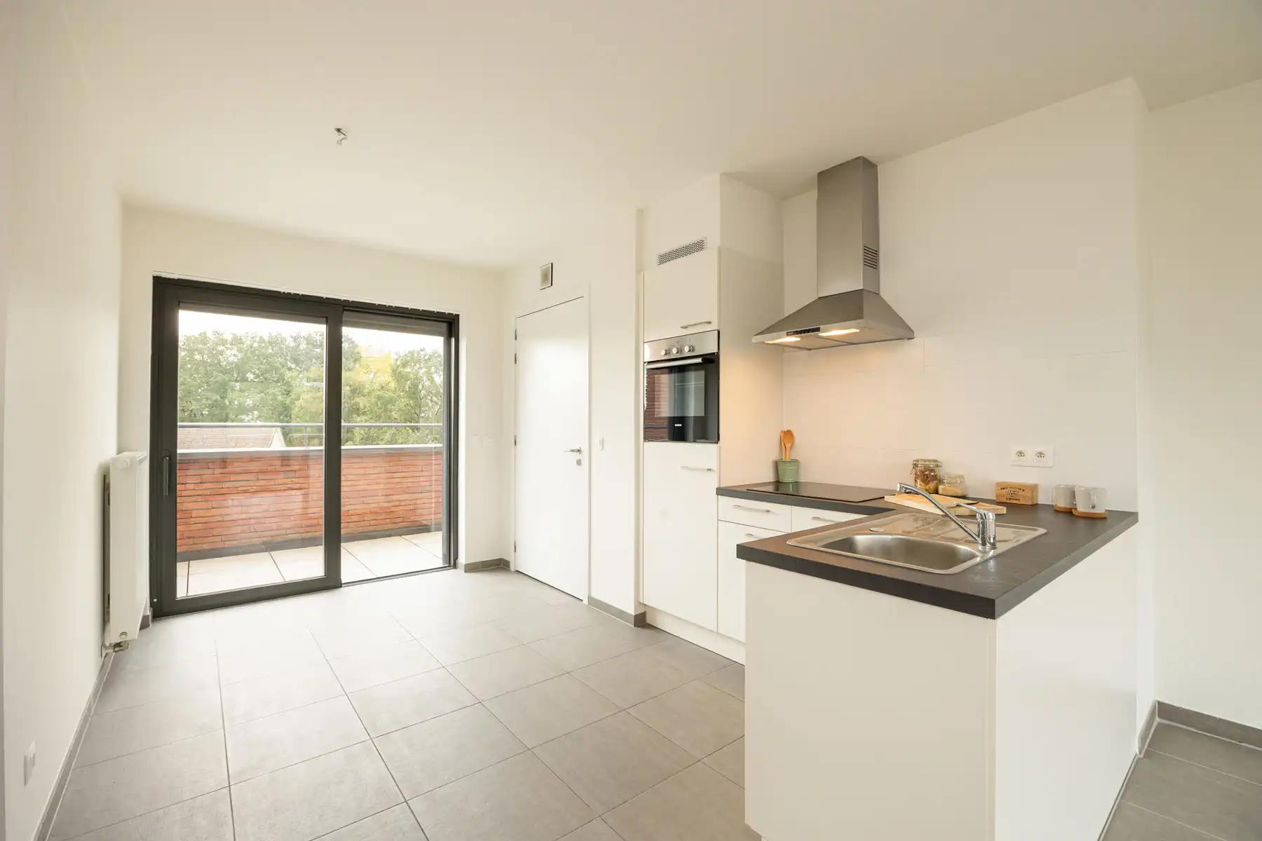 ASSISTENTIEWONING MET 1 SLK, VEEL PRIVACY EN TERRAS TE GENK foto 6