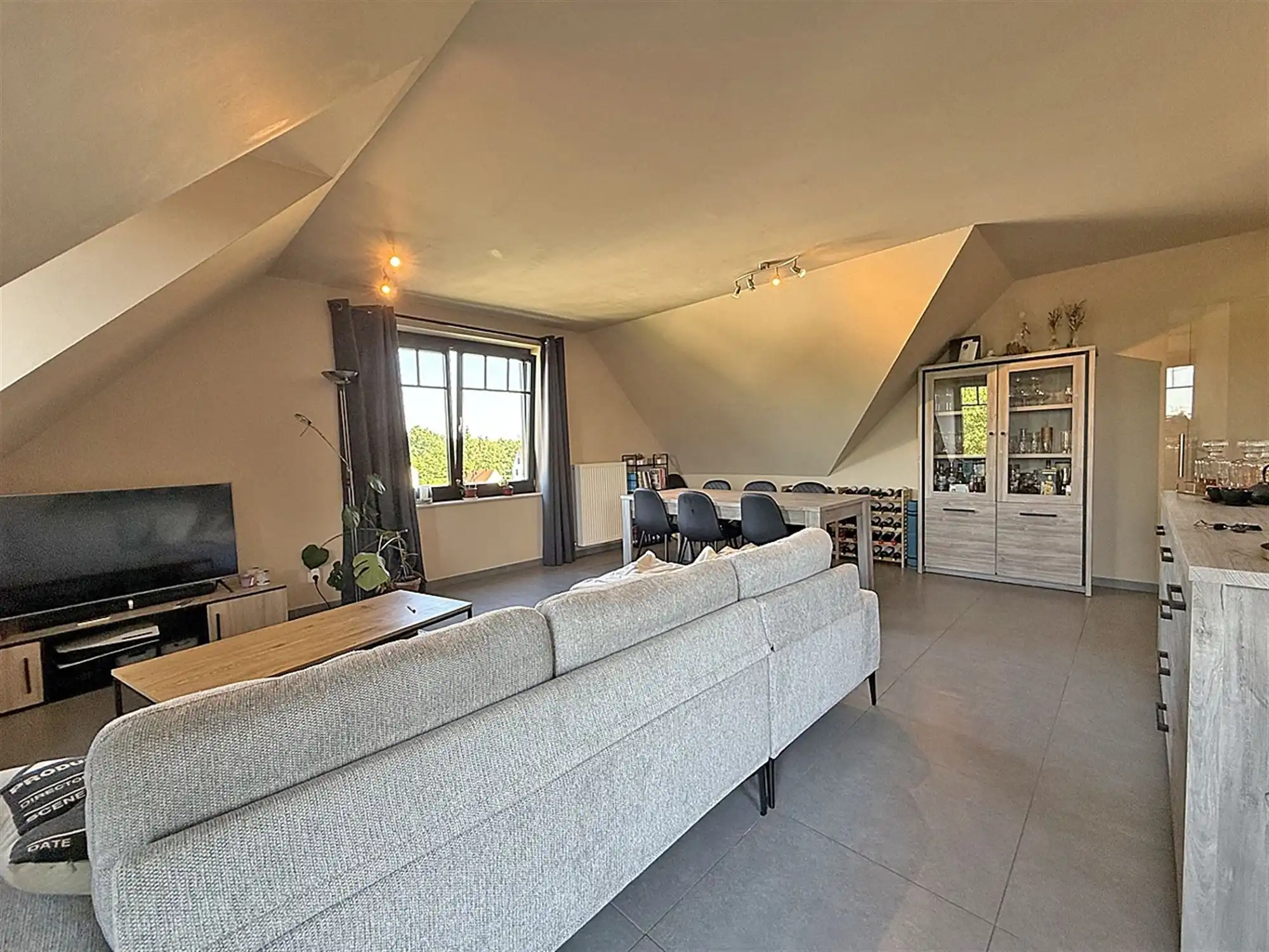 Instapkl. APPARTEMENT (3de verd. / lift) met 2 slpks, terras & ondergr. stnplts  foto 3