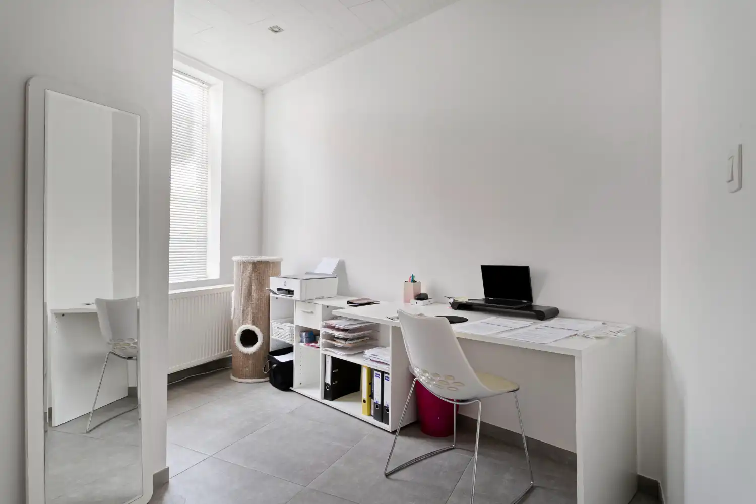 Charmante halfopen woning te koop in Oostkamp - Perfect voor wie een instapklare woning zoekt in een centrale omgeving! foto 3