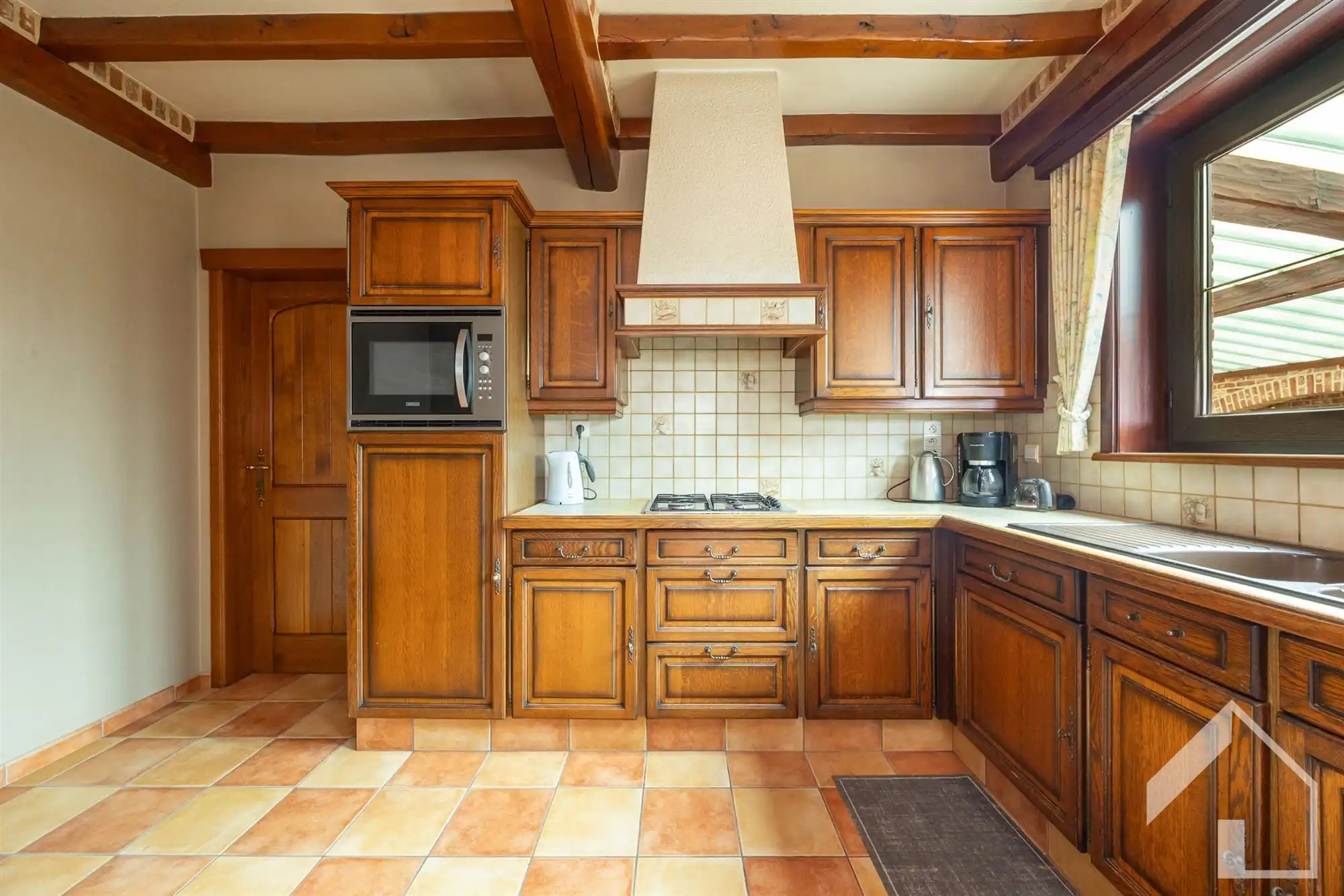 Woning met veel potentieel op een aangename locatie! foto 8