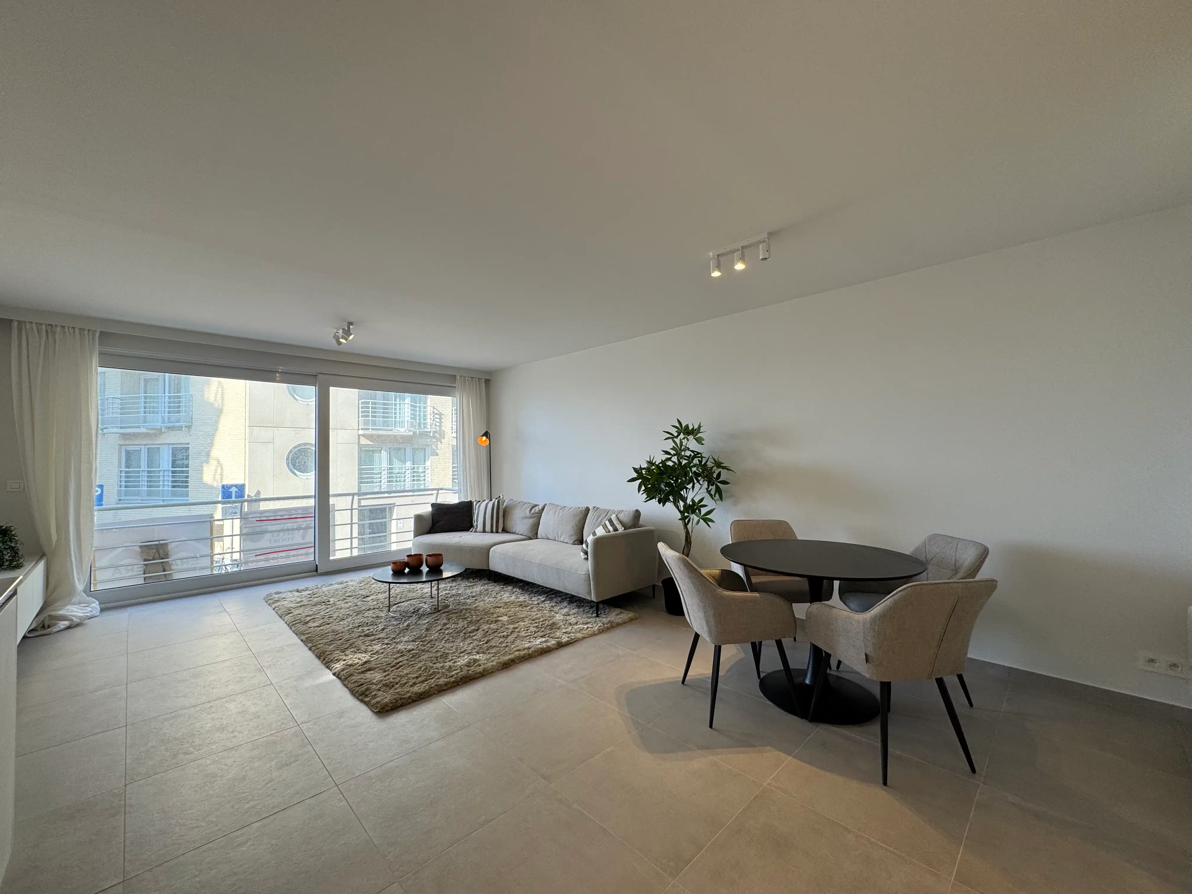 Verfijnd heringericht appartement met zicht op zee foto 2