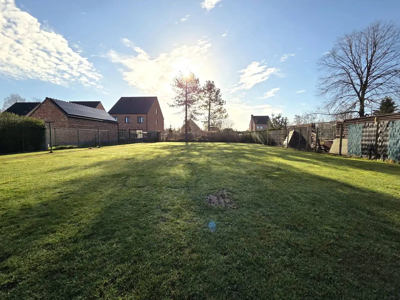 Zeer ruime gezinswoning, 4 slaapkamers, volledig onderkelderd met dubbele garage als bijgebouw foto 4