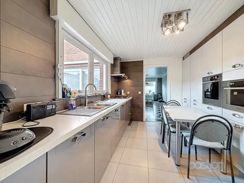 Halfopen bebouwing in rustige, doodlopende straat foto 6