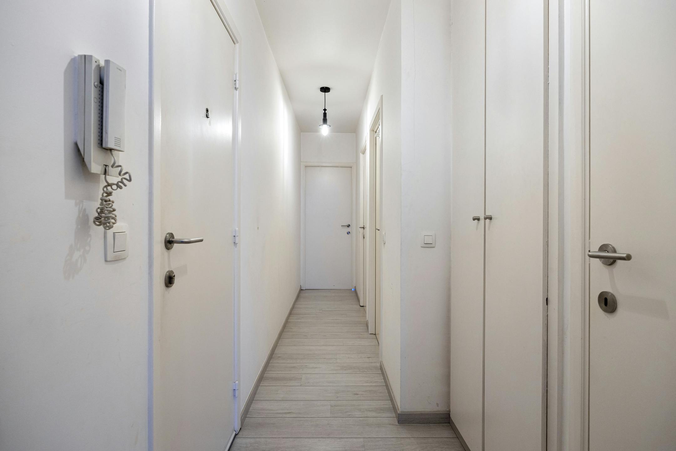 Instapklaar 2-slaapkamerappartement te koop in Berchem foto 8