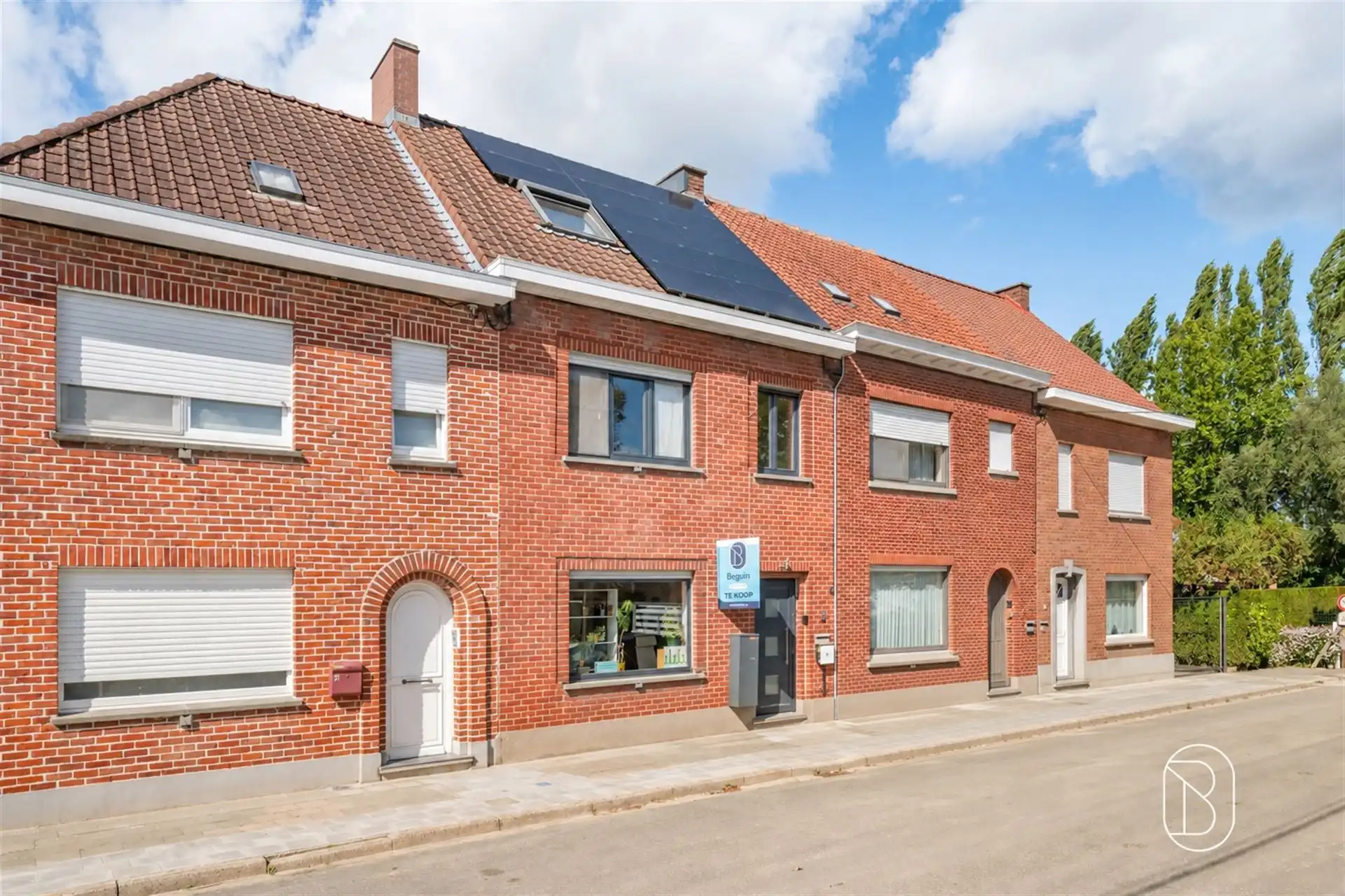 Gezinswoning met 3 slk, tuin en extra uitweg in Kuurne foto {{pictureIndex}}