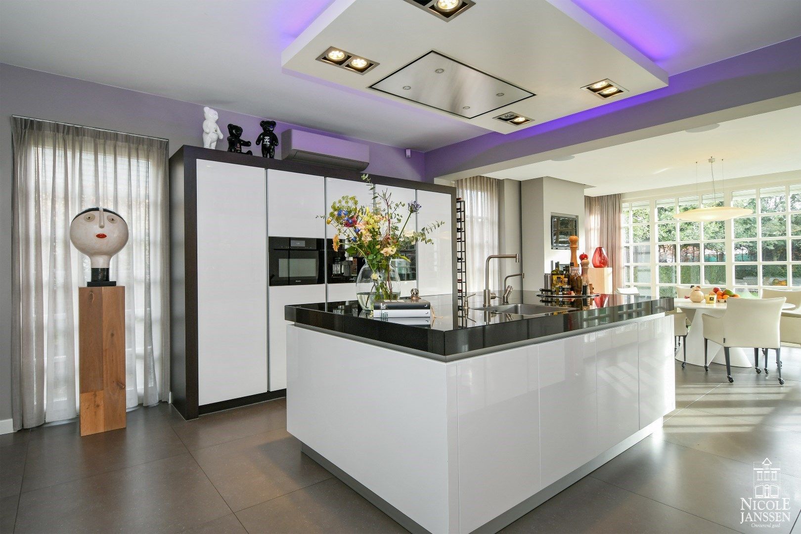 Luxueus en ruim ingedeeld landhuis met naastliggend garagegebouw met appartement foto 5