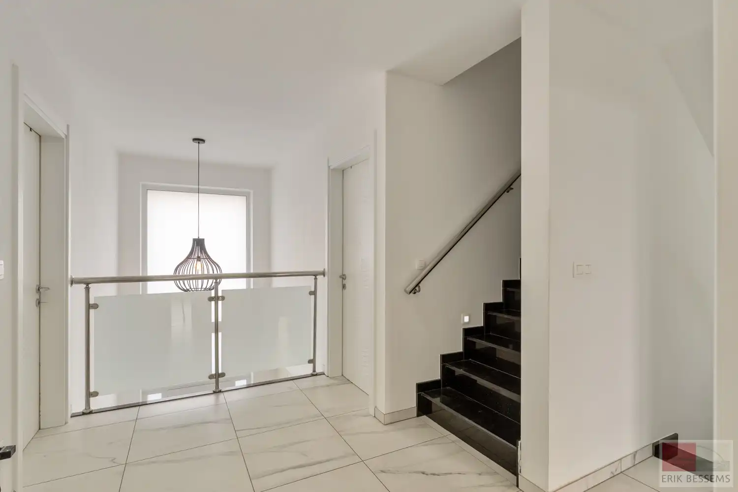 Prachtige en ruime woning met een woonoppervlakte van ca. 277 m², gebouwd in 2018 met vloerverwarming en voorzien van 5 volwaardige slaapkamers en 3 badkamers foto 25