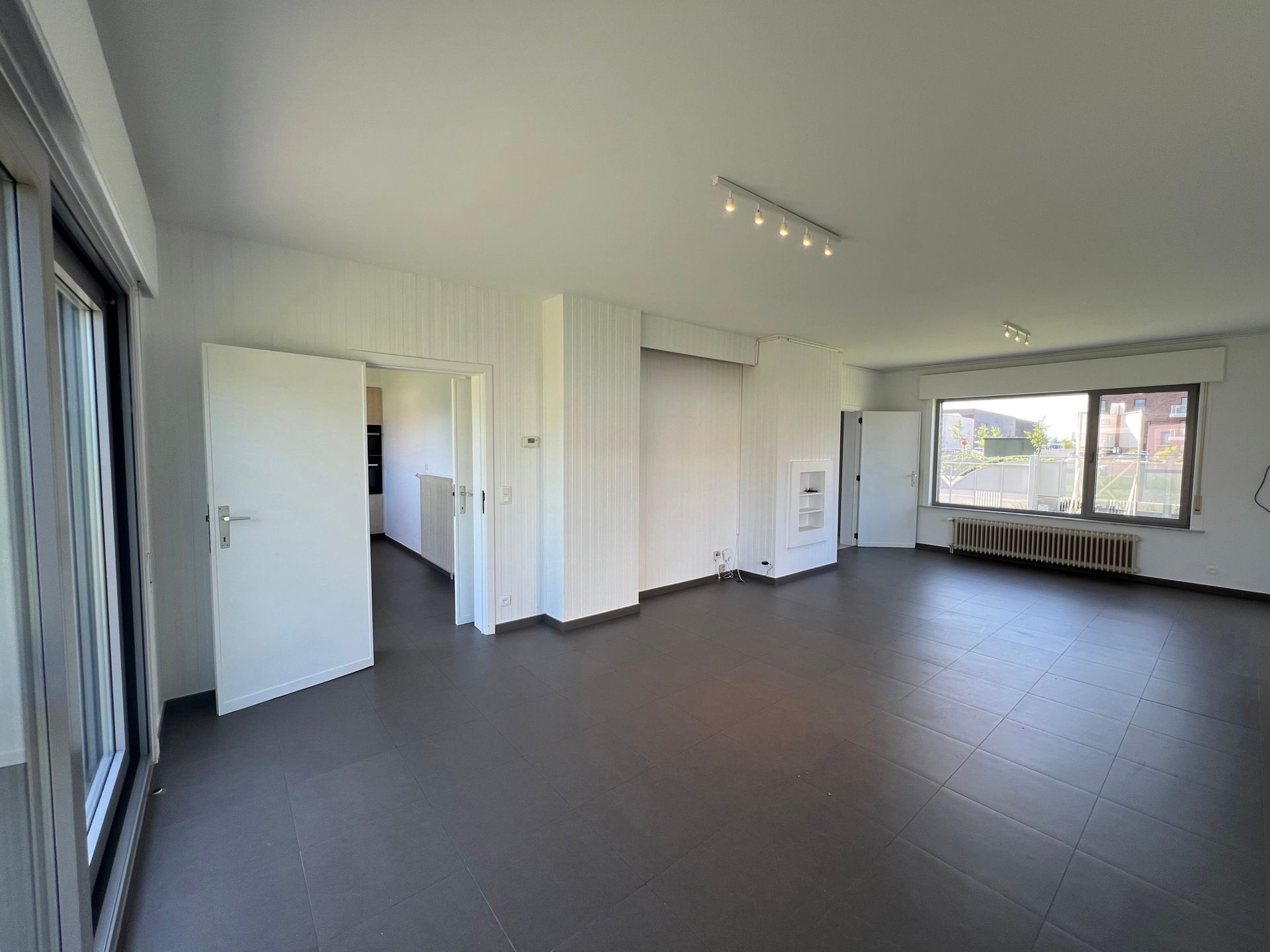 Zeer ruime woning met 4 slaapkamers nabij centrum. foto 4