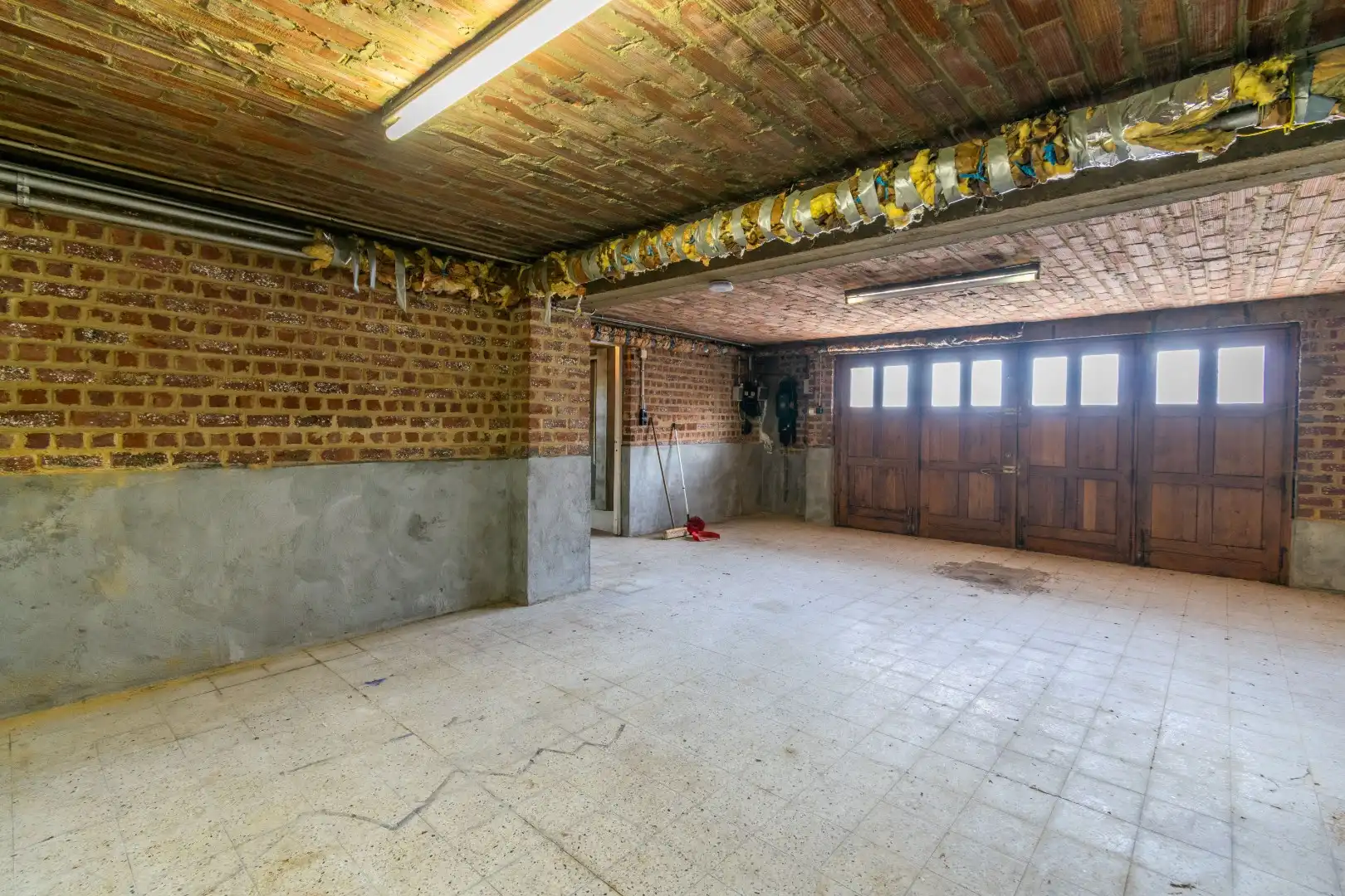 Een gebouwde drie - gevel villa (deels te renoveren) met o.a. 3 slaapkamers! foto 13