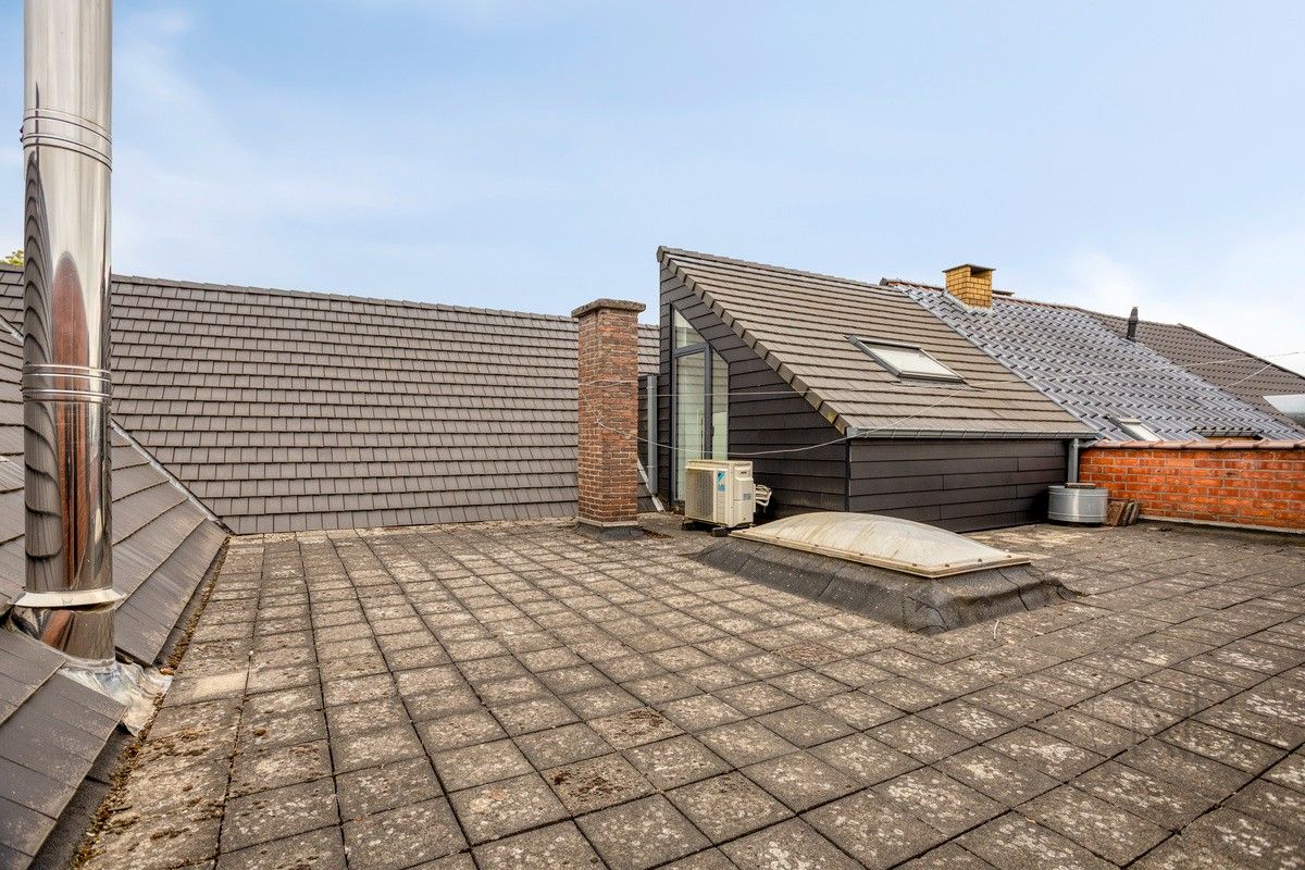 Te renoveren appartemtent met garage te koop! foto 24