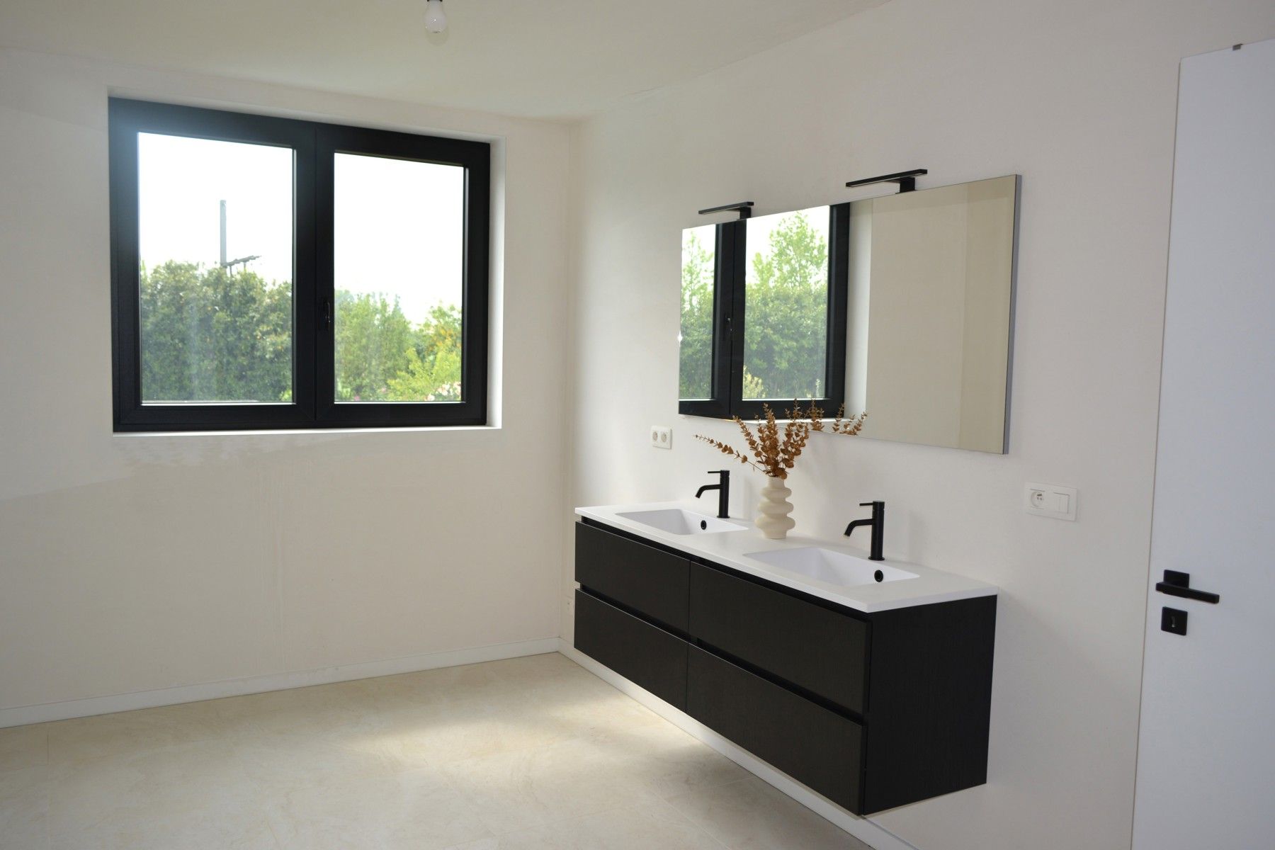 Knappe nieuwbouwwoning met bijgebouw op centrale locatie foto 9