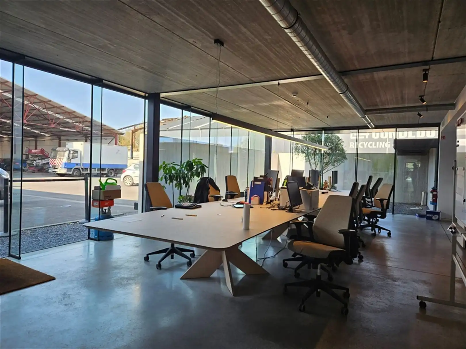 Magazijn met laadkades en kantoren foto 19