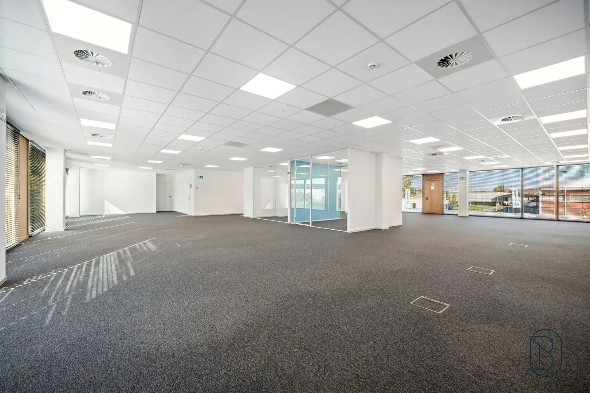 Lichtrijk groot kantoor in mooi bedrijfscomplex te Zwevegem foto 13
