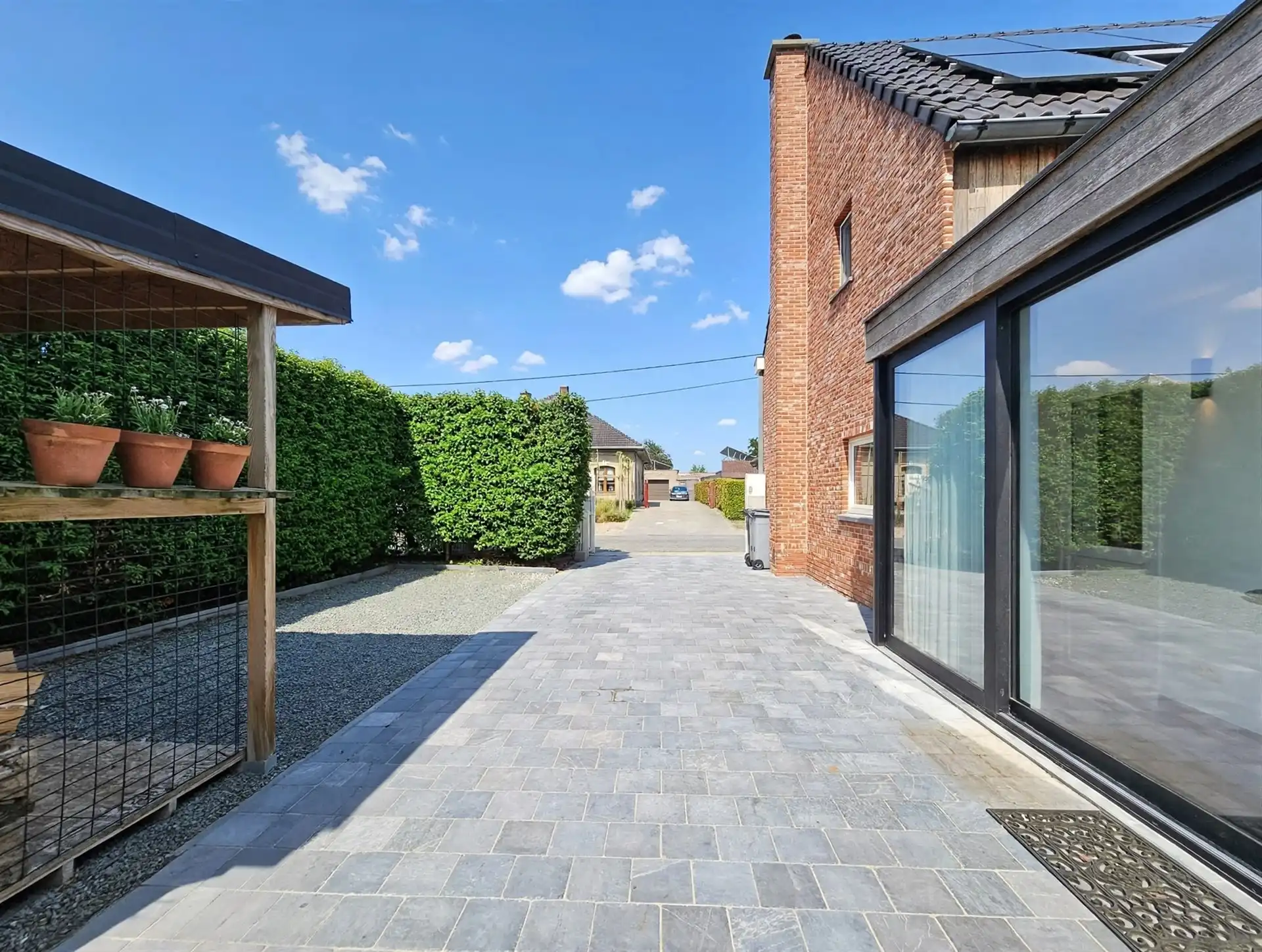 Charmante instapklare gezinswoning met 2 garages op prachtig perceel met zicht op oneindig. foto 20