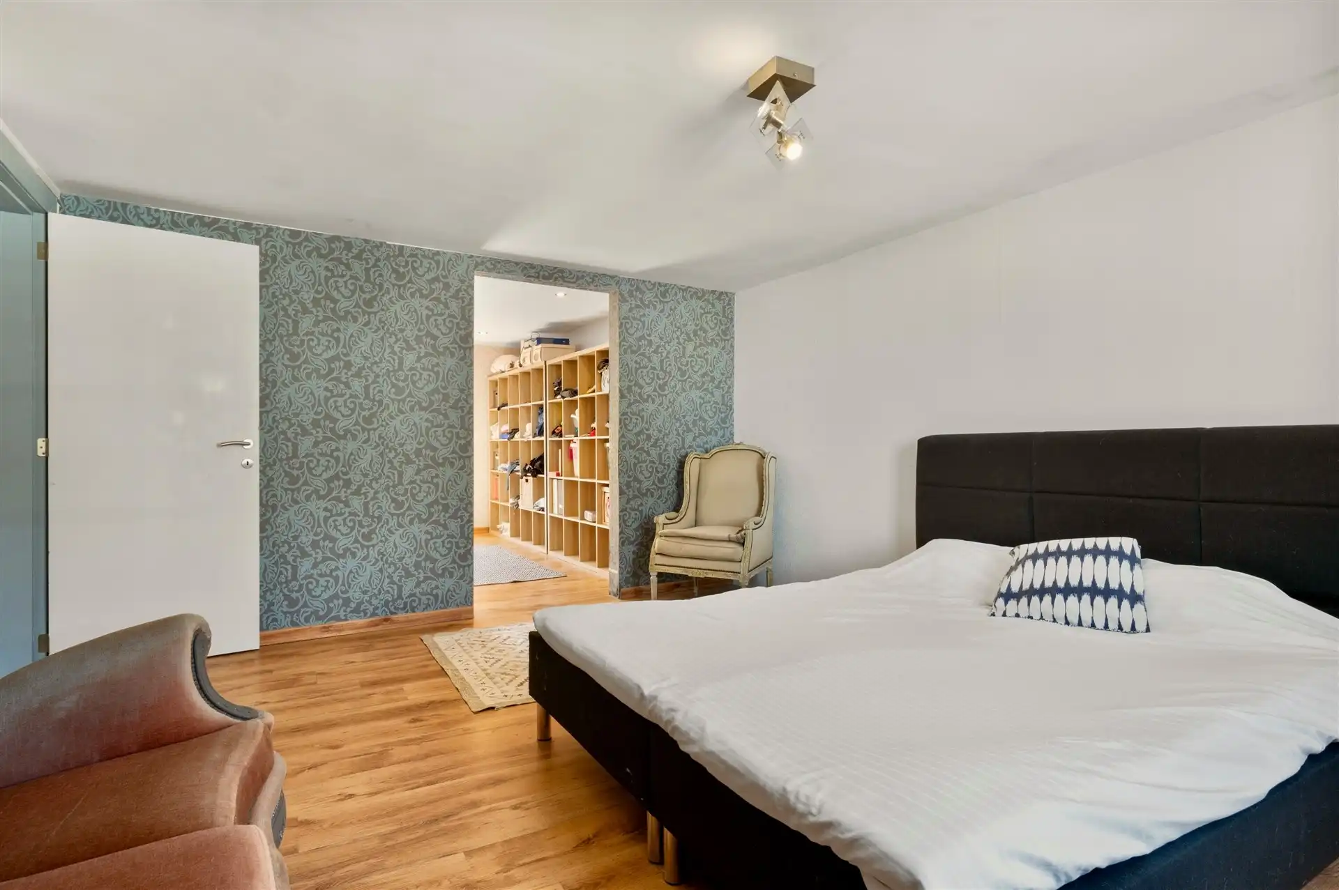 Ruime woning met multifunctioneel bijgebouw en grote tuin foto 16
