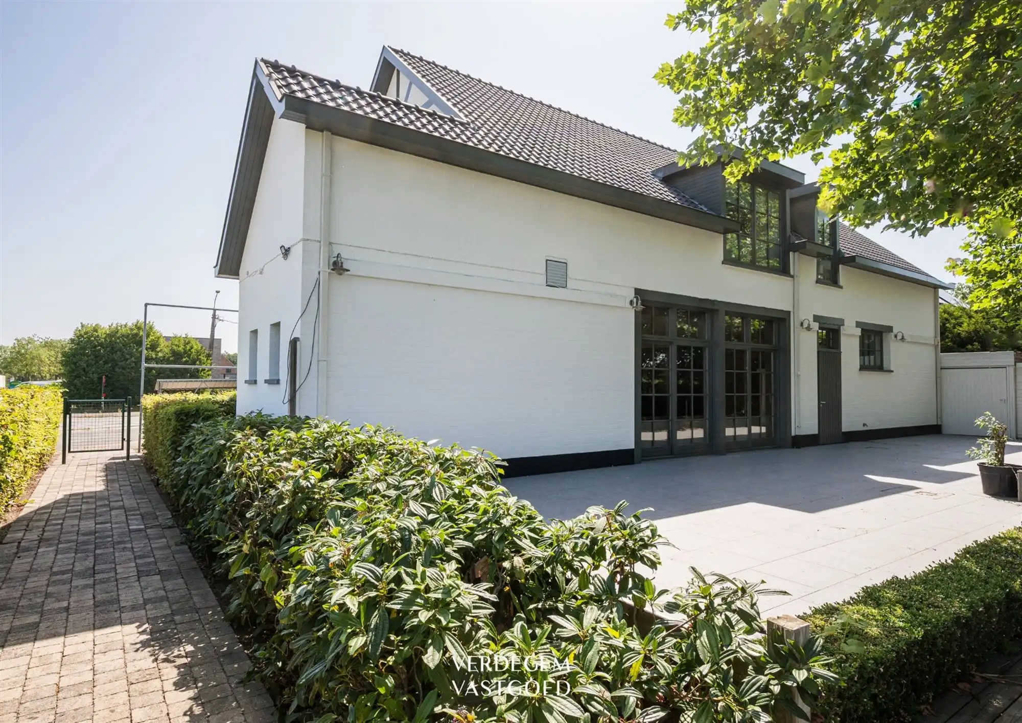 Uiterst commercieel gelegen handelspand met woonst voor horeca of kantoren foto 6