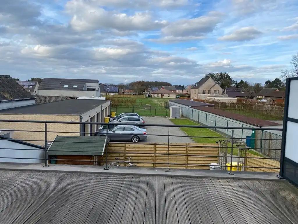 TE HUUR | Instapklaar 2-slaapkamerappartement met ruim terras en garage. foto 18