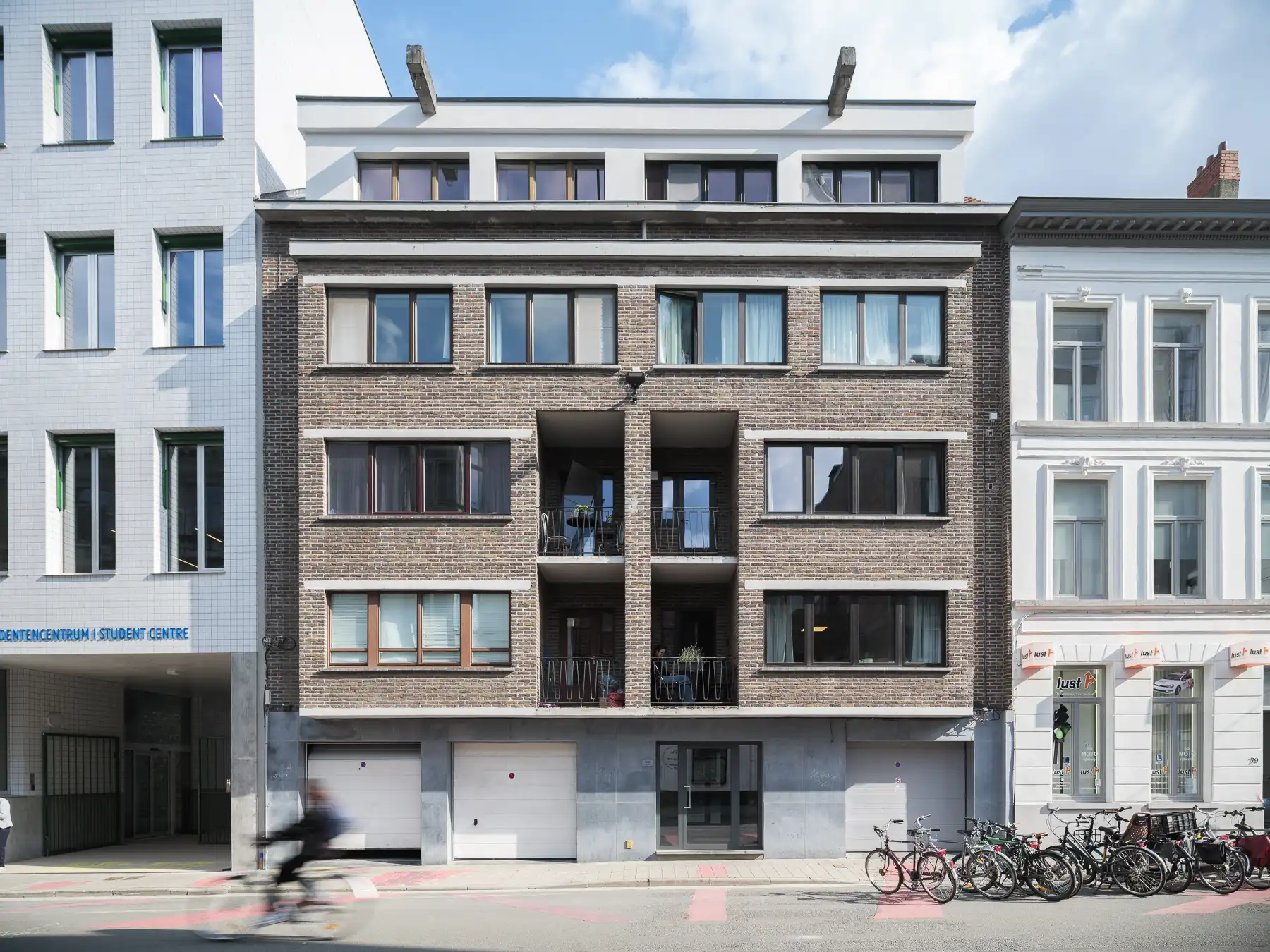 Instapklaar tweeslaapkamer appartement met terras foto {{pictureIndex}}