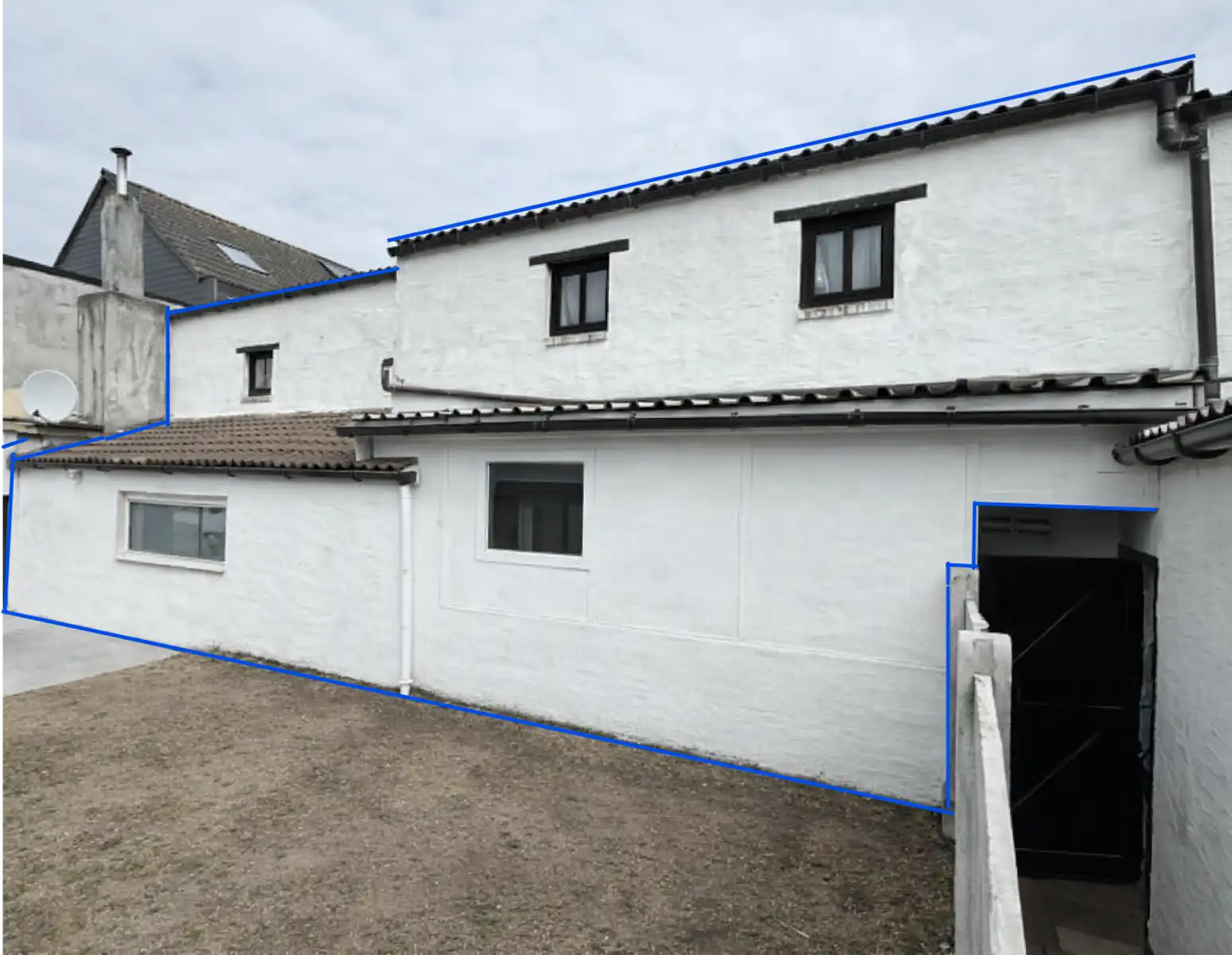 Hoofdfoto van de publicatie: Te renoveren halfopen woning met grote naastliggende tuin