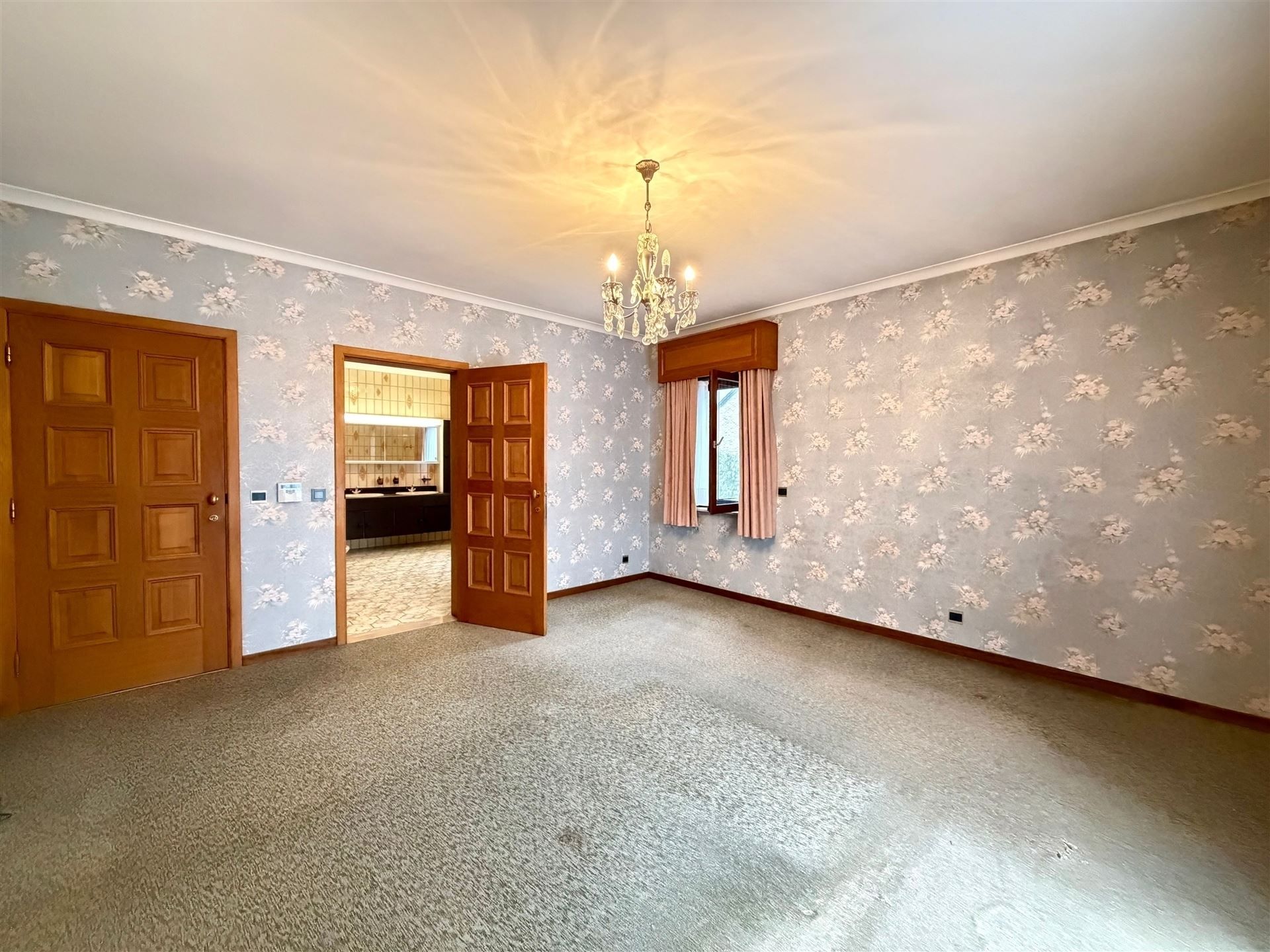 Zeer ruime villa (483 m²) op 16a48ca in Dilsen-Stokkem, goed onderhouden en vol potentieel om te transformeren tot uw hedendaagse droomwoning. foto 21